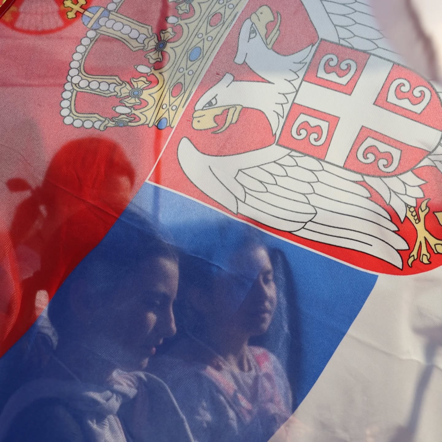 Protestna šetnja do Temerina do Siriga - Događaji se dešavaju sve brže i teško je sve postići.
Pre skoro dve nedelje građani Temerina organizovali su još jedan protest, ovaj put u vidu protestne šetnje do Siriga. Šetnja nije bila naravno razmera studentskih marševa, ni izbilza, ali za građanstvo sasvim dovoljno da pokaže svoj stav o aktuelnim zbivanjima. Temerinaca je bilo svih uzrasta a neki su poneli i bicklove i trotinete, kako bi se lakše vratili. Na putu do Siriga pozdravljali su ih prolaznici, bilo je i čašćavanja, a u Sirigu dočekali su ih domaćini ispred crkve, gde je održano 15 minuta ćutanja. Nakon svega povorka je prošetala Sirigom i održano je nekoliko govora.
Dok smo išli ka Sirigu, u jednom momentu zapahnuo nas je miris deponije. Gotovo sve deponije u Srbiji, pa i ovo lokalna, nisu regulisane u skladu sa propisima. Izvor su zagađenja i redovnih požara, koji šire dim kilometrima unaokolo. Temerin takođe skoro dve decenije nema pijaću vodu, jer vlasti od 2000tih nisu u stanju da izgrade fabriku vode. A iako je Temerinska voda potpuno nebezbedna za piće, cisterne sa vodom su prestale da se dovoze pre desetak godina. Cisterne ne postoje ni u školama, a većina populacije je gotovo potpuno svikla da se svakodnevno truje.
Zbog trenutnog stanja u zemlji, u Temerinu će uskoro biti sazvan zbor građana, na kome će građani kroz neposrednu demokratiju moći da se uključe u život kako svoje zajednice tako i šire, a na zboru će biti govora kako o gorućim temama studentskih protesta, štrajku prosvetara, tako i o lokalnim problemima.
Za ovu nedelju već je bio planiran Festival "Dinstanja", kojim bi se ljudi pozvali na zbor.
Međutim juče je stigla tužna vest o smrti Vukašina Crnčevića iz susednog Zmajeva. To je šesnaesta žrtva korupcije i bahatosti režima, koji drži ovo društvo zarobljenim.
Umesto festivala, koji se odlaže, u nedelju na dan žalosti, građani Temerina će održati ovaj put 16 minuta ćutnje centru grada, kao i u mnogim drugim mestima.
Vest o smrti Vukašina Crnčevića, duboko je pogodila sve građane Srbije... i razbesnela. Ćutaćemo... ali samo tih 16 minuta.
#studentskiprotest #studentprotests #temerin #zbor