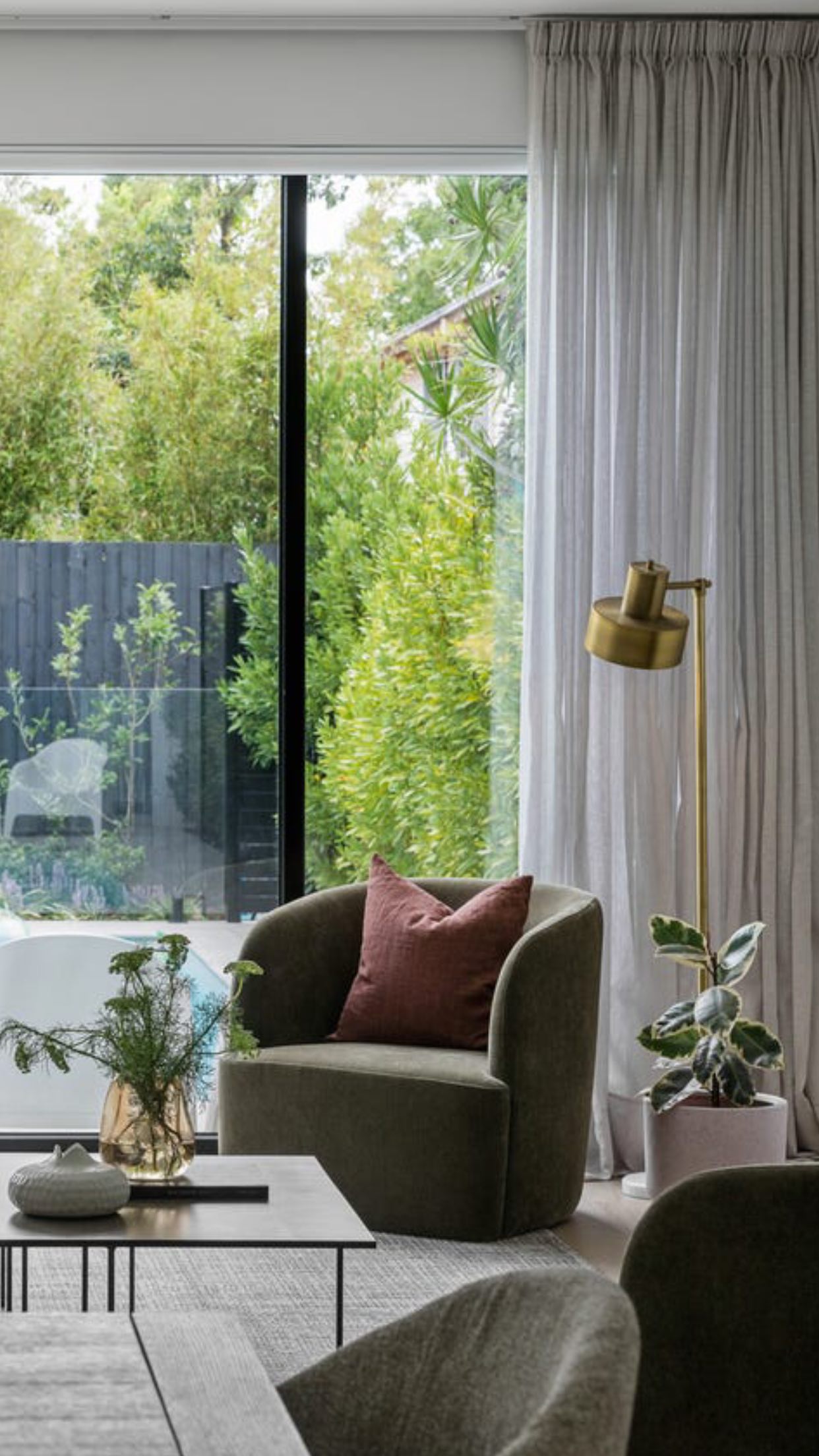 This elegant home offers exceptional family living, beautifully furnished and styled to highlight the home’s finest features.
The open plan living area is thoughtfully designed to enhance views of the luxurious pool and lush landscaping, whilst natural light floods throughout the home.
Selling Agent: @fredmanproperty
Interior Styling: @auraandforminteriors