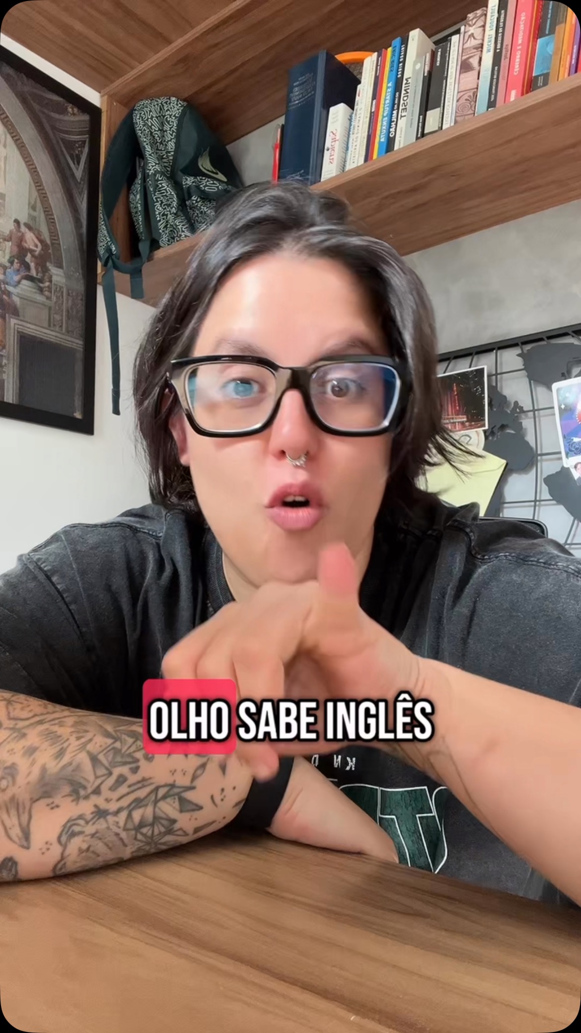 A tecnologia e a inteligência artificial vão matar o trabalho do professor. Será mesmo? Será que a gente vai ficar sem trabalho enquanto você continua se enganando achando que tá aprendendo só porque fica fazendo exercício? Você tá aprendendo inglês mesmo ou só sabe inglês com o olho?
#aprenderingles #dicadeingles #dicadepronuncia