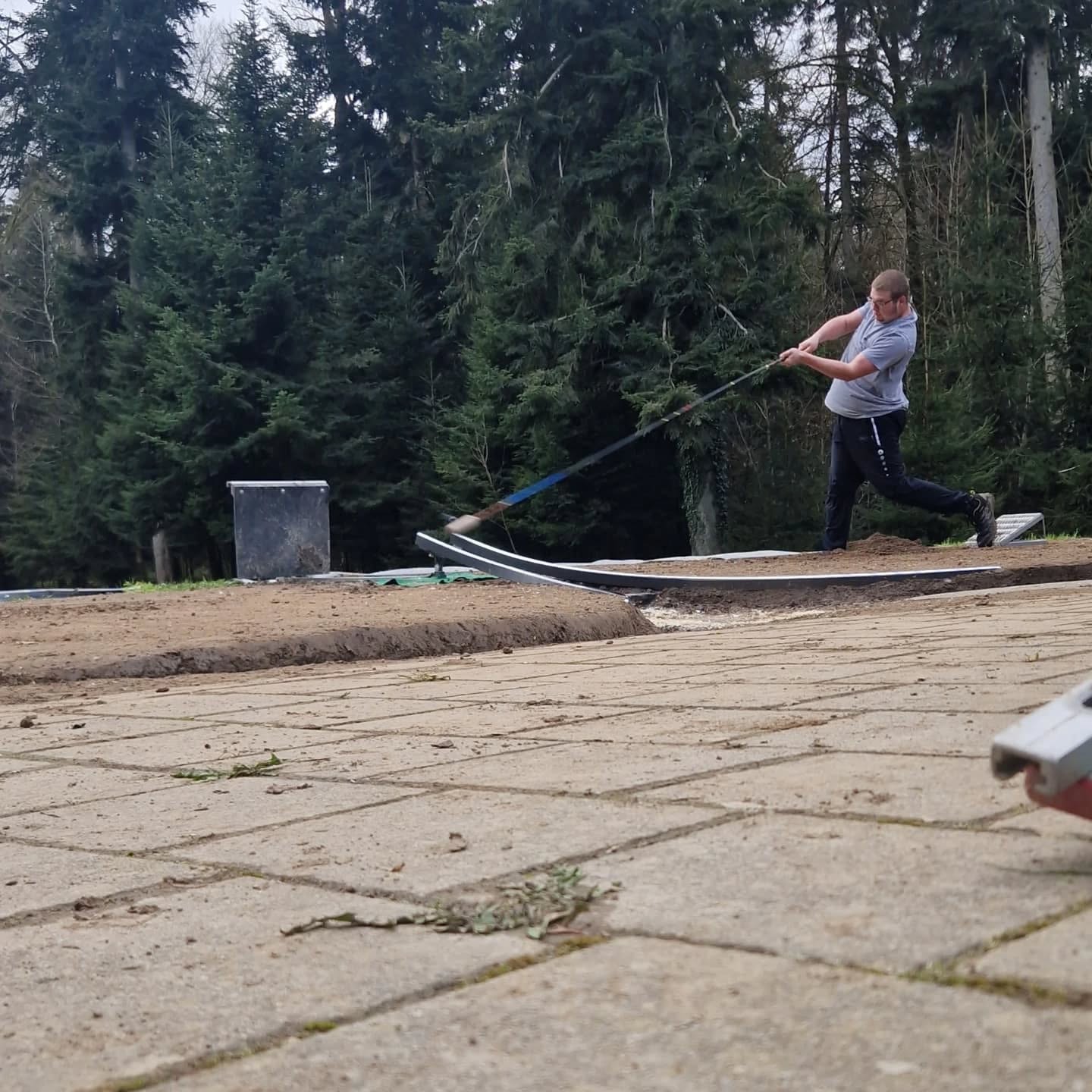 Zwei Spiele, zwei Siege! Auch die zweite Partie dieses Wochenendes konnten wir gewinnen. Trotz des regnerischen Morgens zeigte sich das Wetter pĂŒnktlich zum Spiel von seiner besten Seite â und unser Team ebenso! Mit einer starken Leistung hielten wir das Ries sauber und sicherten uns den nĂ€chsten Erfolg.
Vielen Dank an Utzenstorf-Koppigen A fĂŒr das faire und spannende Duell. NĂ€chste Woche spielen wir gegen Urtenen A.
#Hornussen #Obergerlafingen #HGO