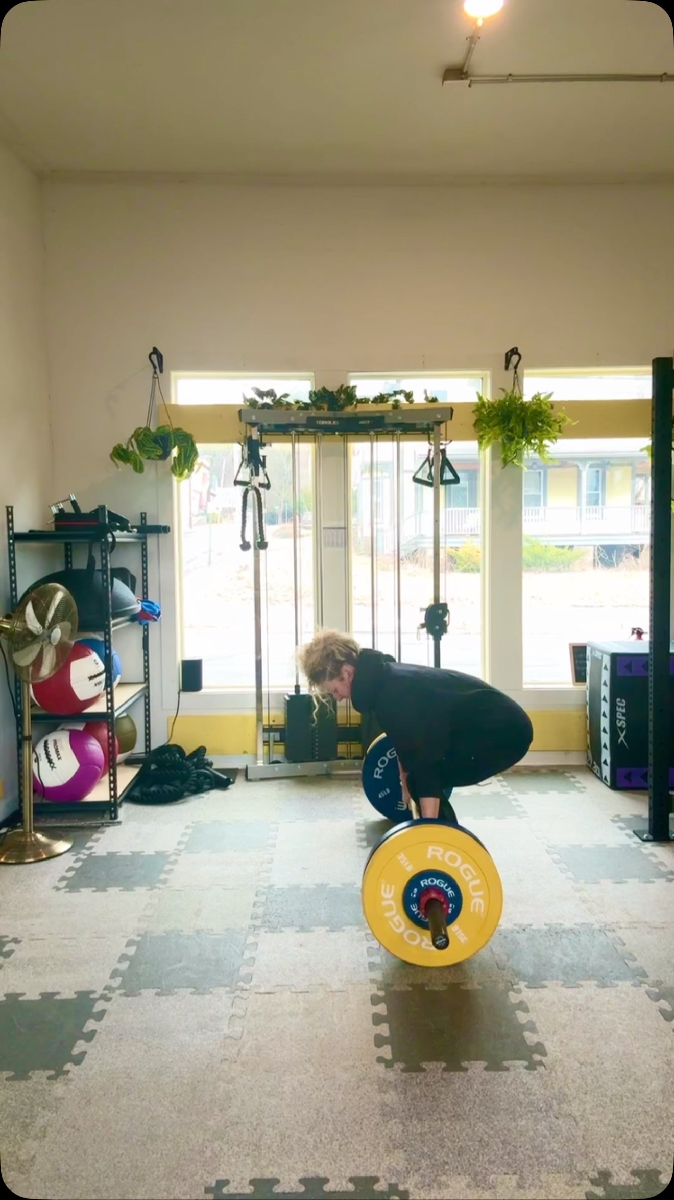 Ladiessssssss....🎉🔥🏋️♀️🙌
Do you want to get strong AF and be able to lift heavy?? (215# pictured here 🤪 )
Burn fat, build muscle and crank up your metabolism?!
Or maybe just pick up your kids, keep up with your grandkids, or set the foundation for the decades to come!
Come lift heavy shit!!! Ok, we'll start light of course, but teach the foundations of lifting mixed with cardio, HIIT, flexibility, mobility...everything for a well rounded workout, tailored to meet your needs. So, whether you want to join Ladies Lift & Leisure starting this Thursday to meet new friends and hang after @odawinegarden, become a member, or sign up for personal training, just start!
Your future badass self will thank you. Come meet me at the bar!
BRB, gotta add a little more for 225#...
#catskills #lift #thestudioupstate #workout #margaretville #gym #upstate #womenwholift #deadlifts #personaltraining #womenowned