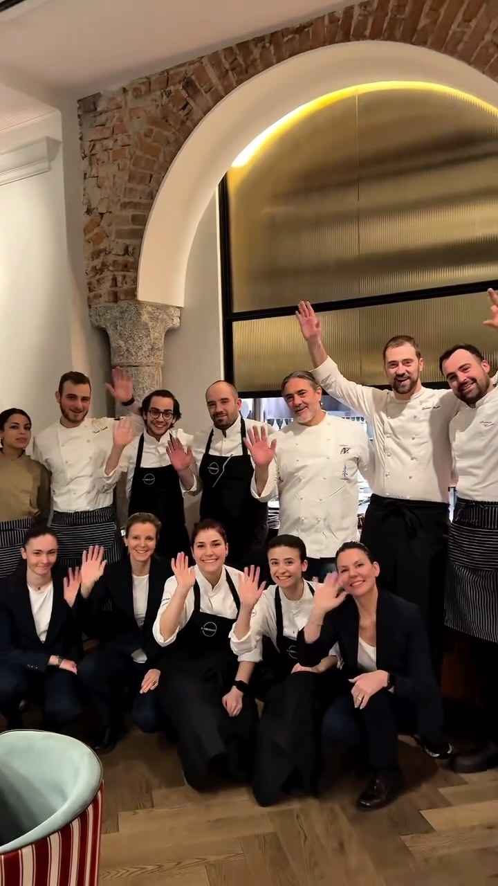 ✨ @ilcircolino_monza - @cantinone_madesimo
Ieri sera abbiamo dato vita a un viaggio tra territori e cucine che parlano lingue diverse ma si riconoscono nello stesso desiderio di esplorazione. Siamo partiti da Monza, da Il Circolino ⭐️, insieme alla famiglia de Il Cantinone ⭐️🍀, portando in tavola un dialogo tra città e montagna, tra Valchiavenna e suggestioni di Spagna, identità e contaminazioni.
Dietro ogni piatto c’è stato un racconto che ha contributi a creare una storia bellissima. Storia che nasce da una visione ben precisa: creare connessioni che trasformano una cena in un’esperienza da ricordare.
E il viaggio non finisce qui. Il 16 dicembre ci spostiamo in alta quota, a Madesimo, per scrivere il prossimo capitolo. Stay tuned! 🔜🏔️