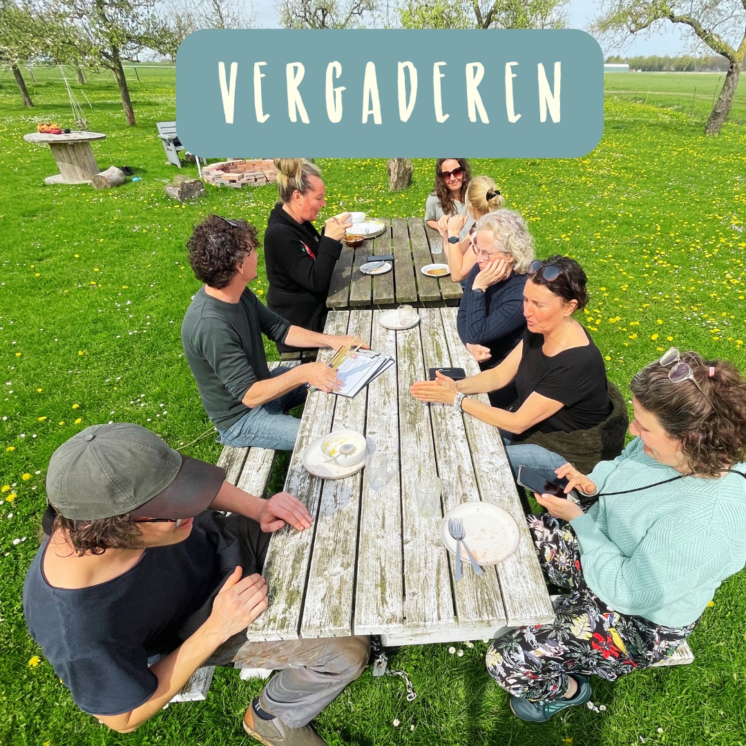 Ver van de hectiek van de stad, ontprikkeld door de ruimte en geïnspireerd door het groen: wist je dat je ook kunt vergaderen op onze natuurboerderij? We hebben twee binnenruimtes voor vergaderingen, teamsessies, brainstorms of retraites en daarnaast natuurlijk het erf en de boomgaard. Je kunt zelf je programma organiseren of verschillende workshops bij ons boeken. DM als je meer wilt weten of bezoek onze website voor meer info en inspiratie. #vergaderlocatie #vergadereninhetgroen #buitenlocatie #bijzonderelocatie #teambuilding #buitenbusiness #origineelvergaderen #locatieverhuur