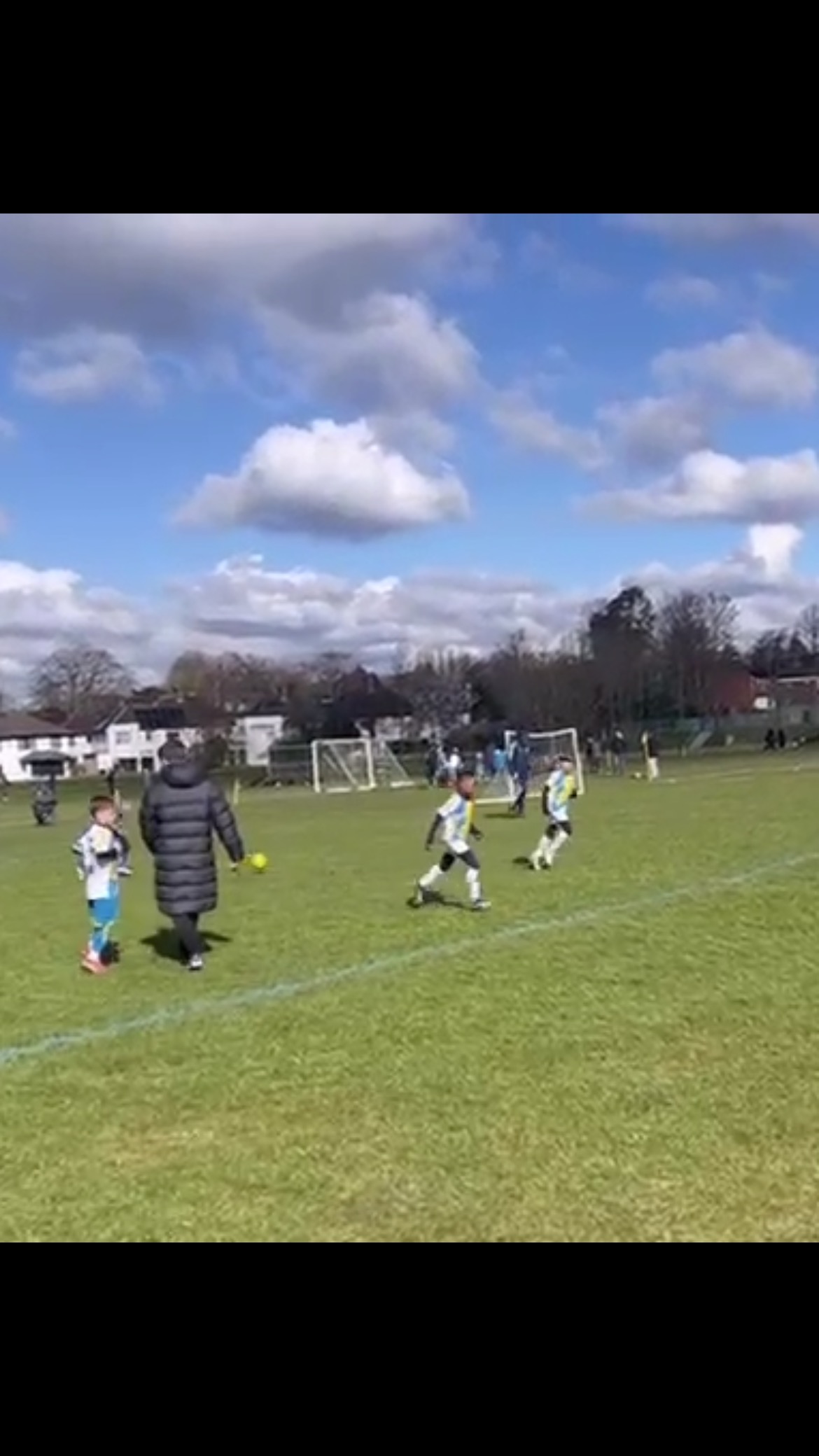 DADCAM 📸 Flowers to Rondog for a brilliant finish against Dynamo, sealing the 3-0 victory🌸⚽