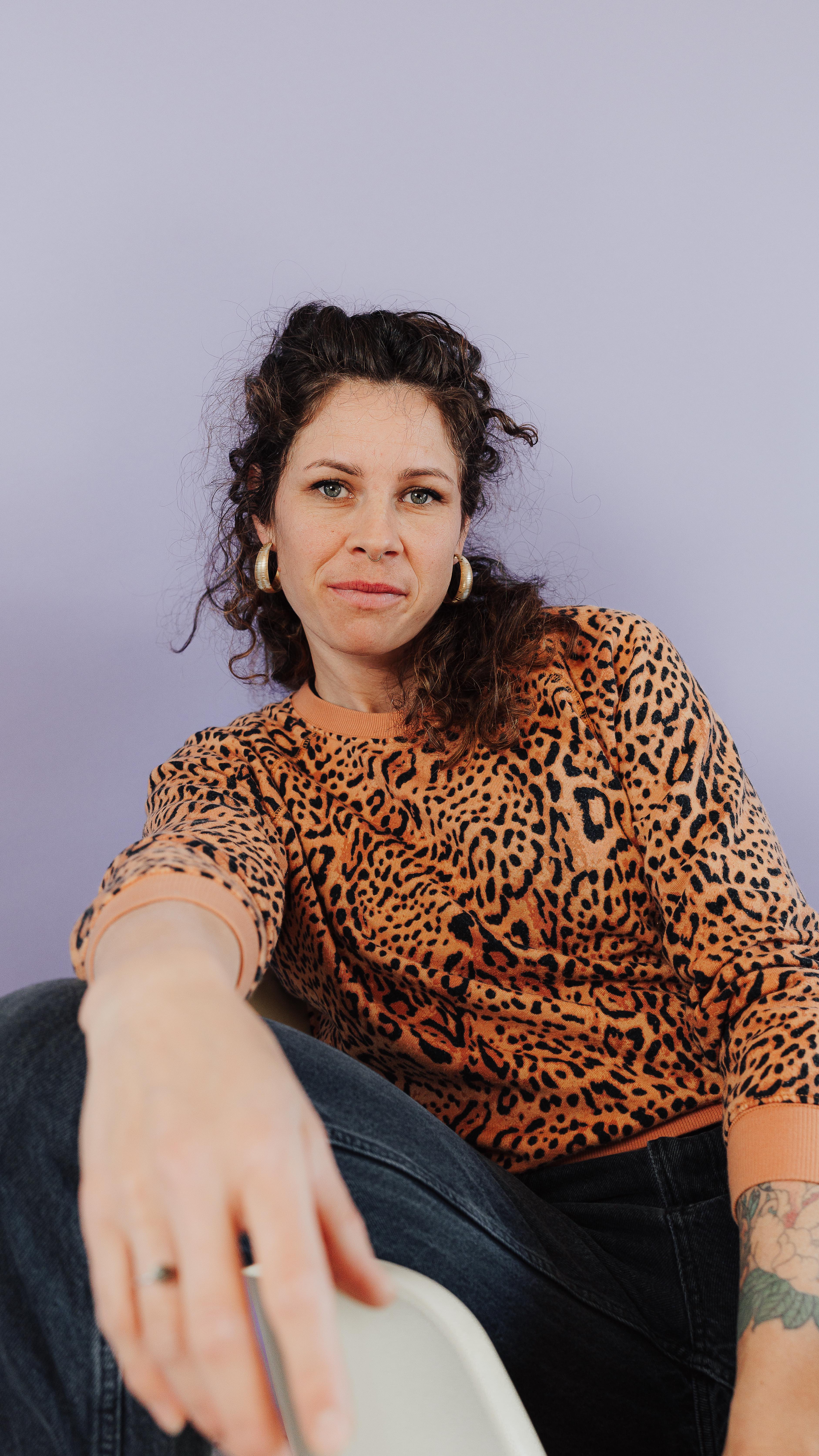 Anouk ist eine kreative Grafikdesignerin, die mit viel Herz und Ideenreichtum die schönsten Dinge erschafft. Vor einem lila Hintergrund entstanden Portraits, die ihre fröhliche und offene Persönlichkeit widerspiegeln 💜.
Hast du Lust auf deine eigene Foto-Session – ganz nach deinem Stil, mit oder ohne Farbe? Portraits, die dich, deinen Brand und deine Persönlichkeit perfekt zur Geltung bringen 📸. Buche jetzt deine COLORFUL-PORTRAIT-SESSION. ✨
#PersonalBrand #ColorfulYou #PowerfulWomen #BuntePortraits #FeelTheColor #creativeportraits