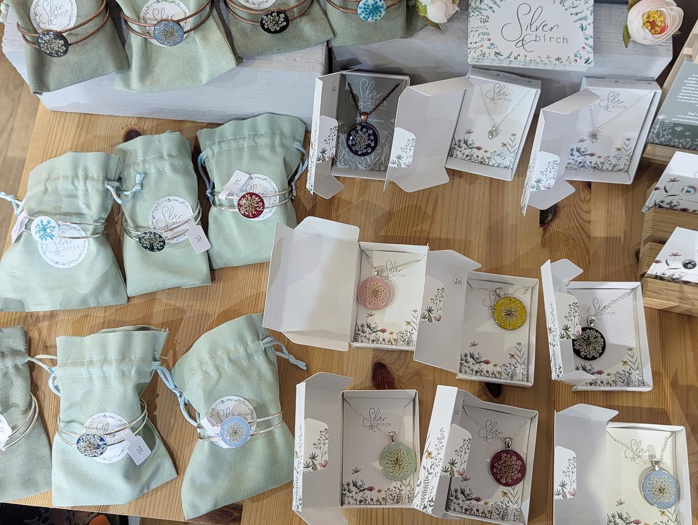 And another restock done at the lovely @stuffemporiumsalisbury. This gorgeous shop is packed full of unique products and gifts, all from independent local makers.
Find it on Winchester Street 🙂
www.silverandbirch.com
#salisbury #giftshop #boutique #giftshopping #flowerjewellery #floralfashion #realflowerjewellery #mushroom #toadstool #mushroomnecklace