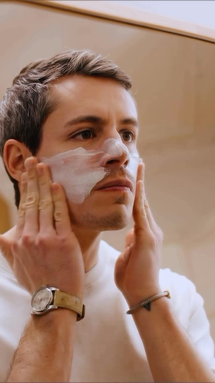 La beauté réside dans le geste…
L’homme Galland se réinvite chaque jour ✨💙
*****
#ohsi #skincare #men #homme #galland #mariagalland #mariagallandparis #cosmetique #paris #berlin #london