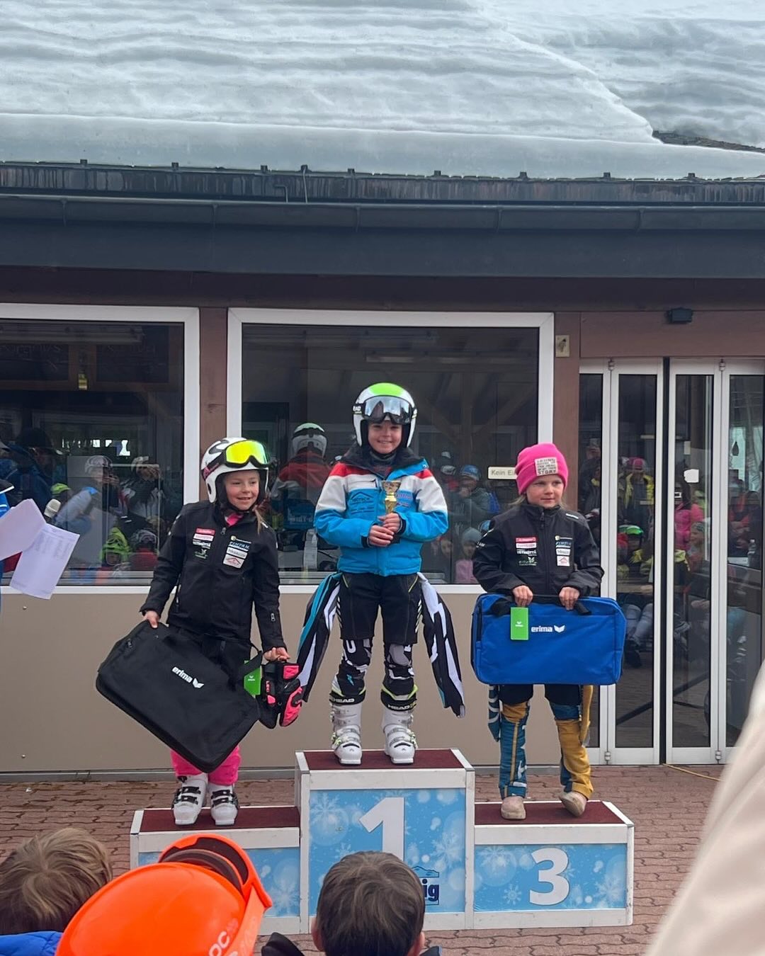 Regionale Rennsaison erfolgreich abgeschlossen!
Mit dem Oberlin Race geht die Saison 24/25 zu Ende. Auch dieses Rennen beschert dem SCO Podestplätze. Amy gewinnt🥇💪💪 die Kategorie U9, bei den gleichaltrigen Jungs holt sich Matteo Platz 3🥉💪 Bei den ältesten Jungs fährt Remo auf den 🥈 Rang 💪 Nun stehen noch der GPM Finale in Davos und das Internationale Silvretta Rennen in Samnaun an!