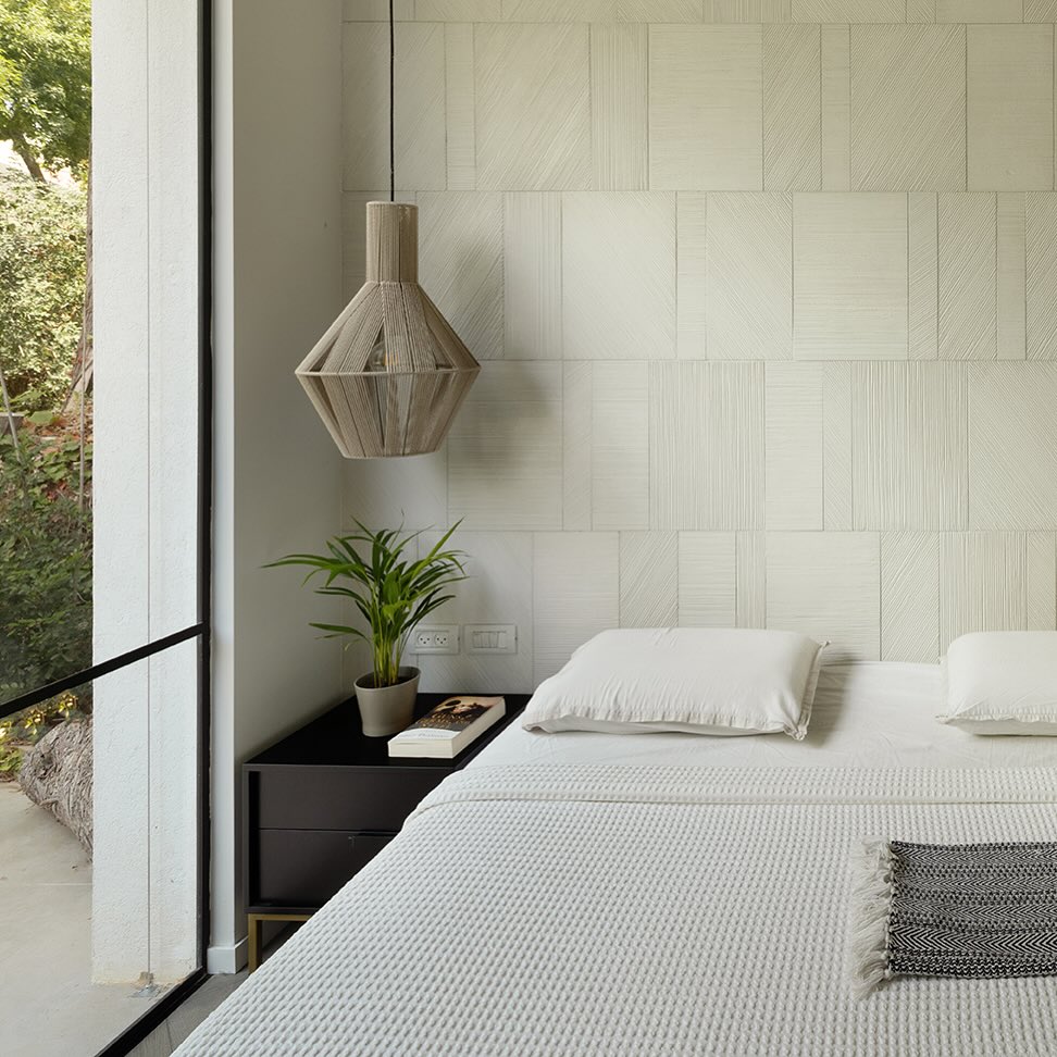 Soft textures, quiet tones, natural light.
A room that invites you to slow down.