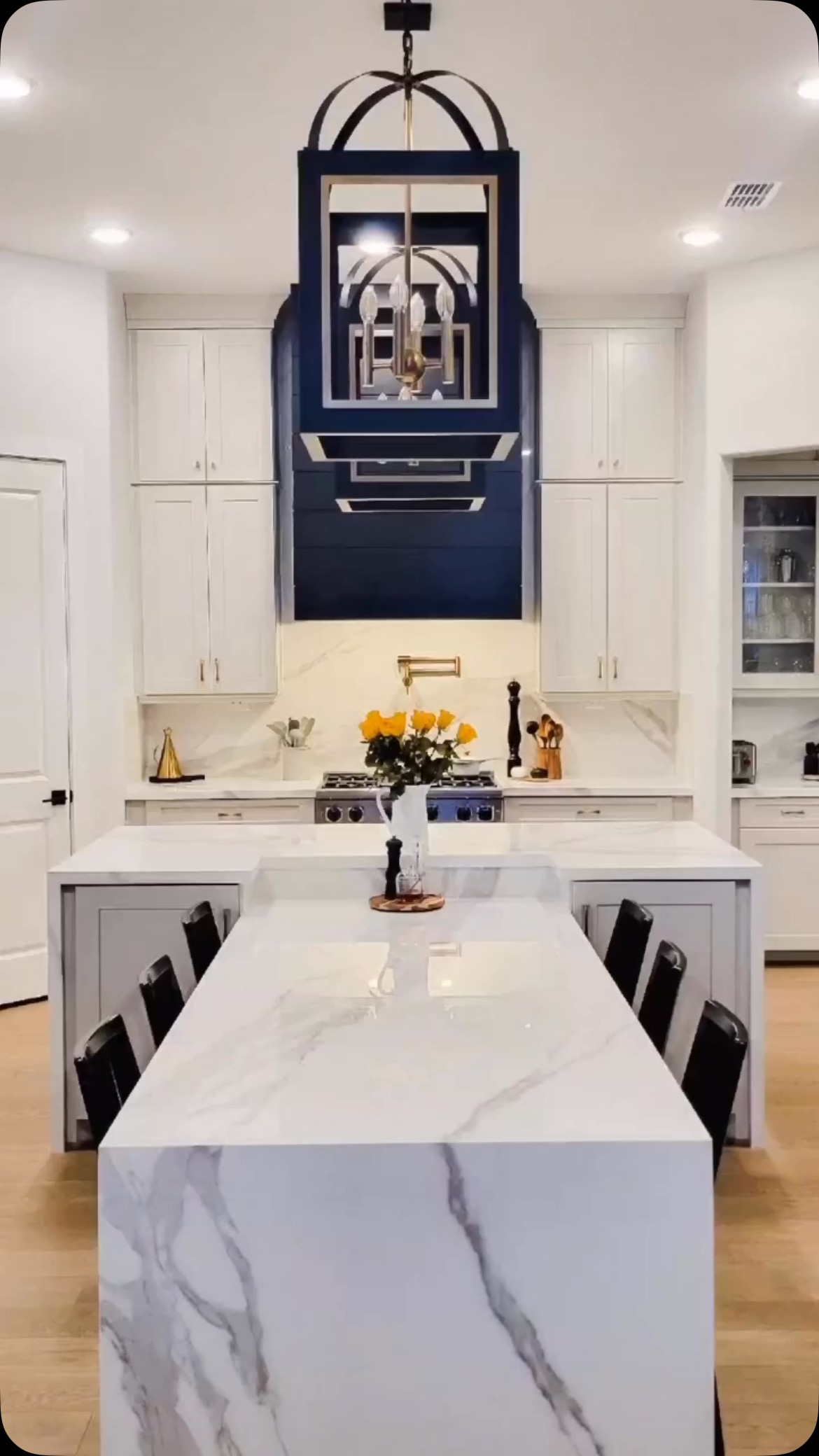 Luminosa, abierta y elegante, esta impresionante cocina cuenta con electrodomésticos Viking, que ofrecen un rendimiento inigualable, además de una estética moderna. Mejora tu experiencia culinaria con Viking, una marca de electrodomésticos especialmente creados para vestir y equipar con estilo el corazón de tu hogar.
Visita el showroom de D’ Cocina, en la avenida Comandante Espinar, Miraflores.
@dcocina_pe