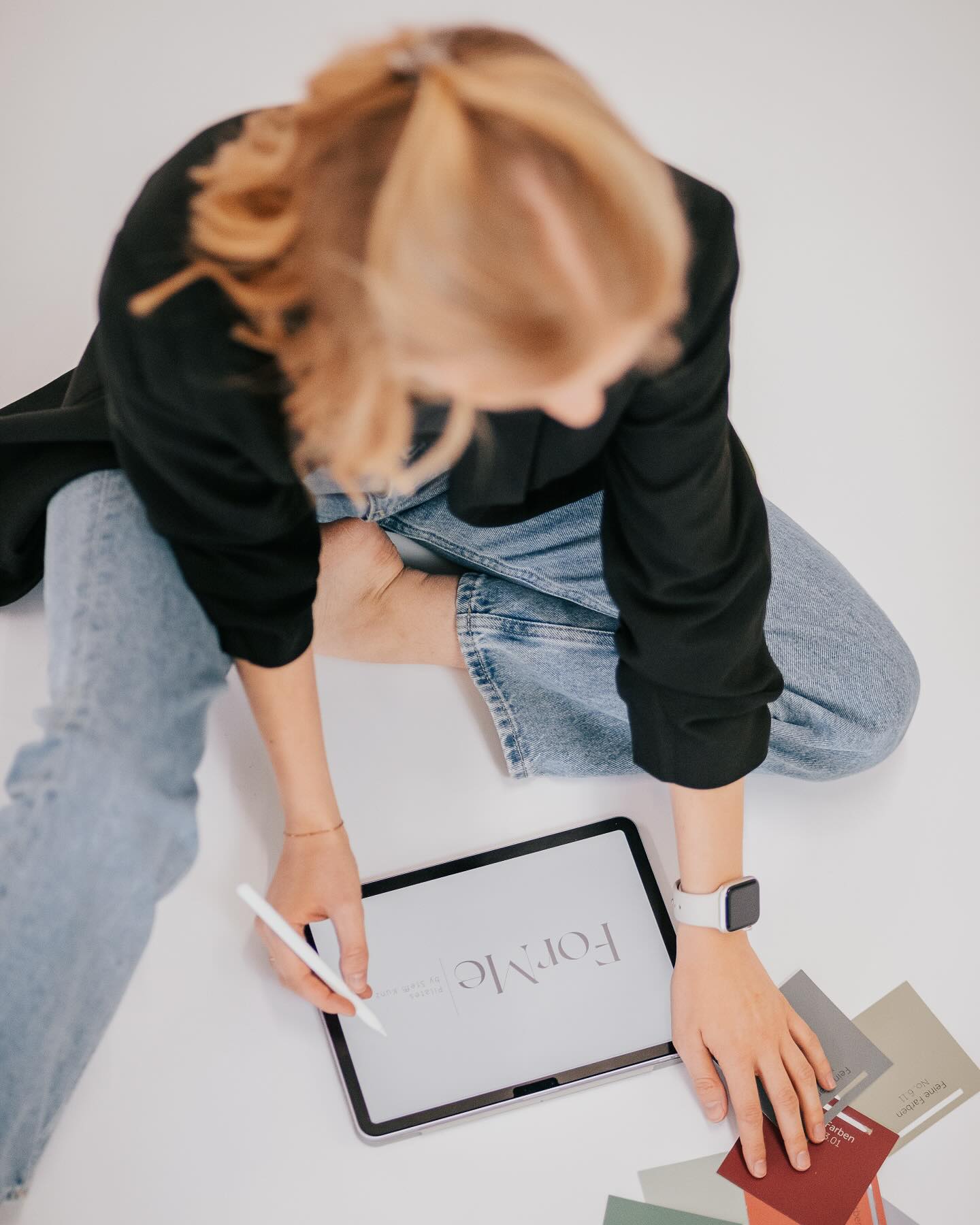 Mit ganz viel Liebe zum Detail durfte ich für die liebe Steffi von @forme.pilates ihr Logo gestalten✨
Wenn auch du noch auf der Suche nach deinem ganz individuellen Logo für dich, dein Startup oder Unternehmen bist, lass uns gemeinsam etwas tolles erschaffen✍🏼