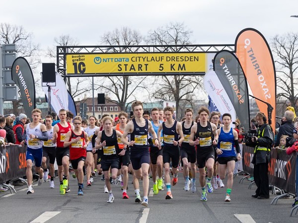 14:26min, länger brauchte @jakob_dieterich vergangenes Wochenende nicht, um in Dresden bei der @r5k.tour den Sieg in der Männlichen U23 einzufahren 🏆💪!
Mit knapp einer halben Minute Vorsprung sicherte er sich den ersten Sieg der Straßenlauf-Serie 👏.
Wir gratulieren zu dieser Top-Leistung und sind auf die nächsten Rennen von Jakob gespannt 🔥.
.
.
📷: @laufen.de @nwilhelmi
.
.
#frankfurtathletics #germanyathletics #fa #higher #further #faster