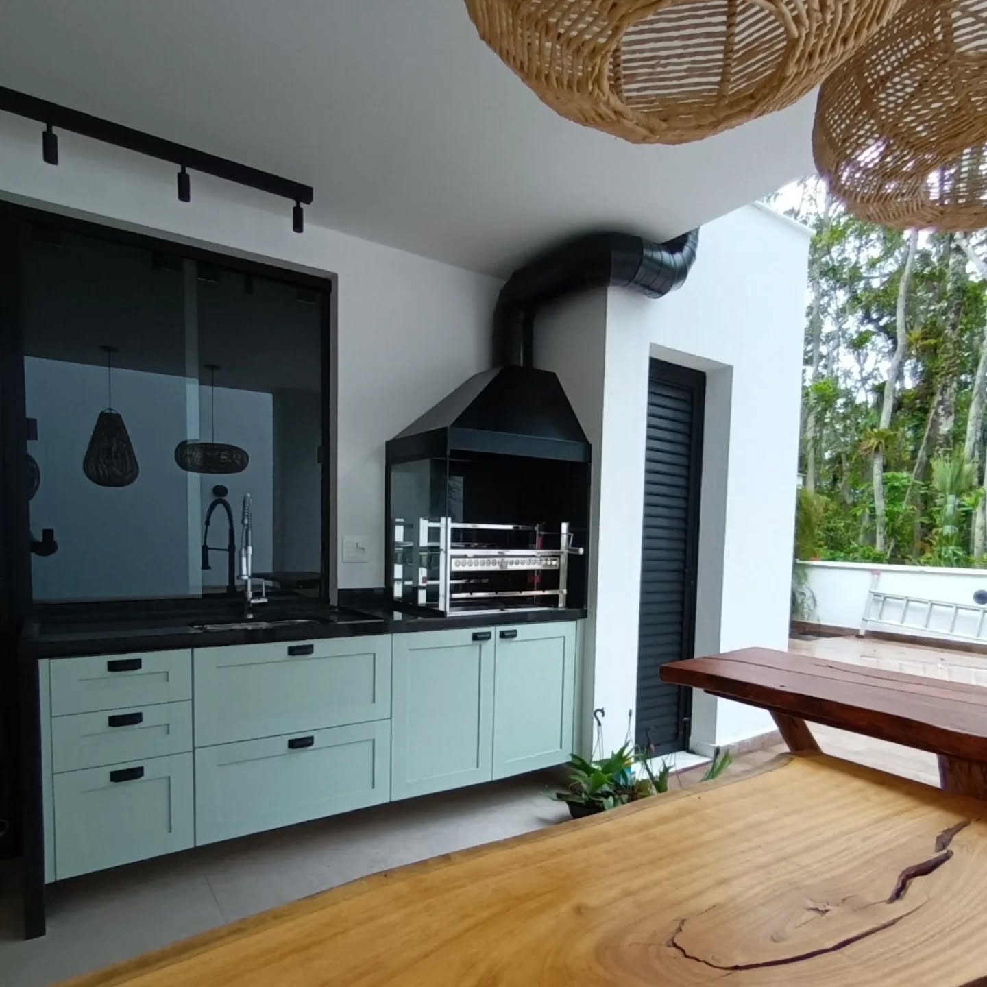 Cada projeto tem uma história. Cada detalhe, um propósito. Na Innovafatto, não criamos apenas móveis planejados; desenvolvemos ambientes que traduzem a personalidade e o estilo de quem vive ali.
Este espaço gourmet é um exemplo da nossa filosofia: sofisticação atemporal e integração perfeita entre estética e funcionalidade.
✔️ Materiais nobres que garantem durabilidade e requinte
✔️ Cores e texturas que criam uma atmosfera acolhedora e elegante
✔️ Execução impecável para um resultado que impressiona em cada detalhe
Acreditamos que ambientes bem projetados inspiram momentos inesquecíveis. Se você busca exclusividade, personalização e excelência, seu projeto começa aqui.
#moveisplanejados
#ambienteplanejados
#areagourmet
#innovafattoplanejados
#Innovafatto