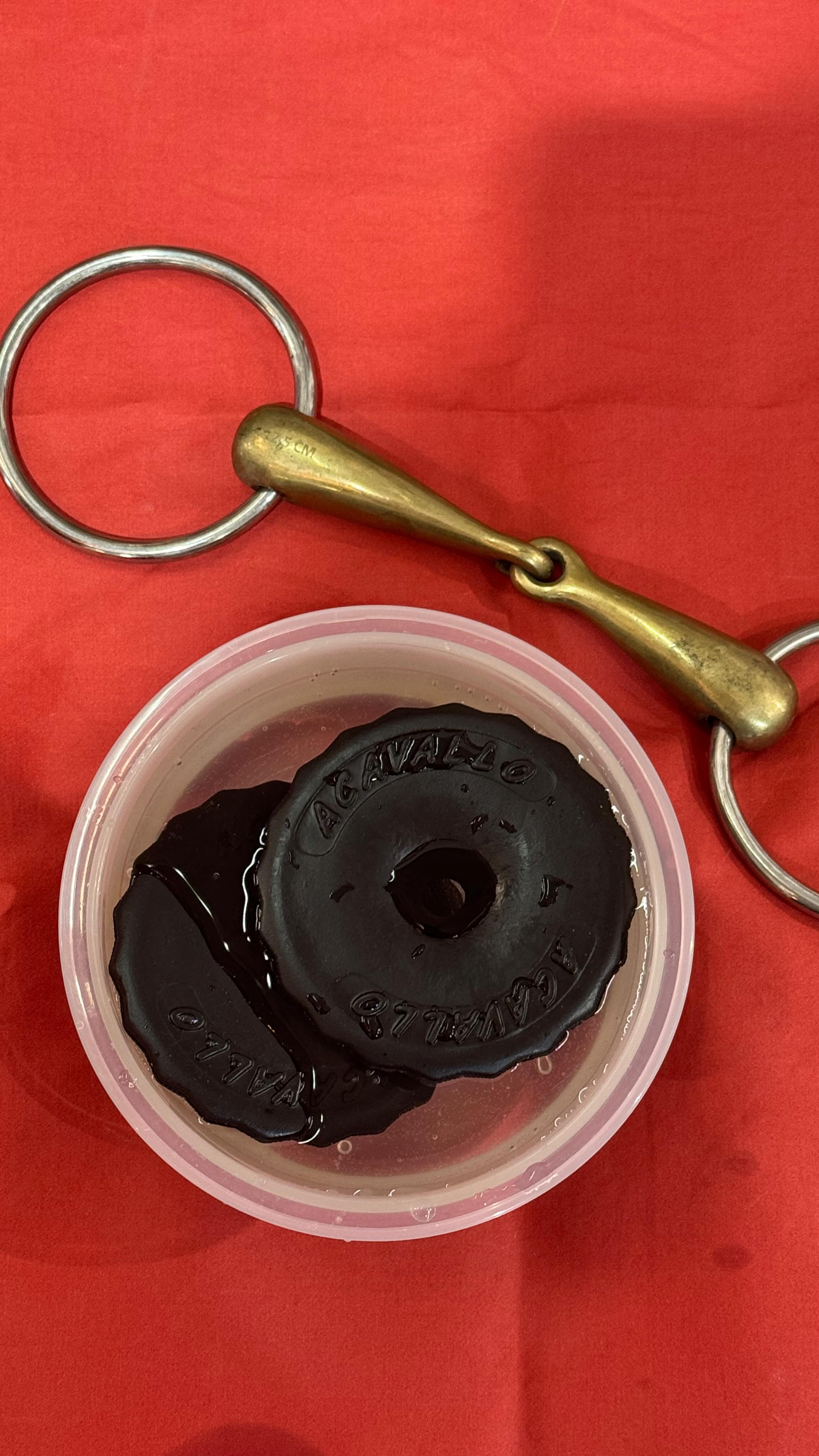 Comment mettre des rondelles sur son mors ?
Les rondelles sont trop dures et compliquées à enfiler sur le mors ? On a l’astuce qu’il te faut !
Tu as besoin de :
- 1 bac d’eau chaude
- 1 paire de rondelles
- 1 mors
Laisse tremper les rondelles dans l’eau chaude pendant 5 minutes ⌛️
Grâce à l’eau chaude, les rondelles deviennent plus souples et donc beaucoup plus faciles à enfiler sur le mors ✅️
Zoom sur les rondelles Acavallo :
Ces rondelles permettent d’éviter les blessures au niveau de la commissure des lèvres de ton cheval.
Elles épousent parfaitement le canon du mors grâce à leur gel ultra souple.
Prix : 18,95 €
Disponibles en marron et en noir 🟤⚫️
@acavallo_official
#artequestre #tips #horse #equestrian