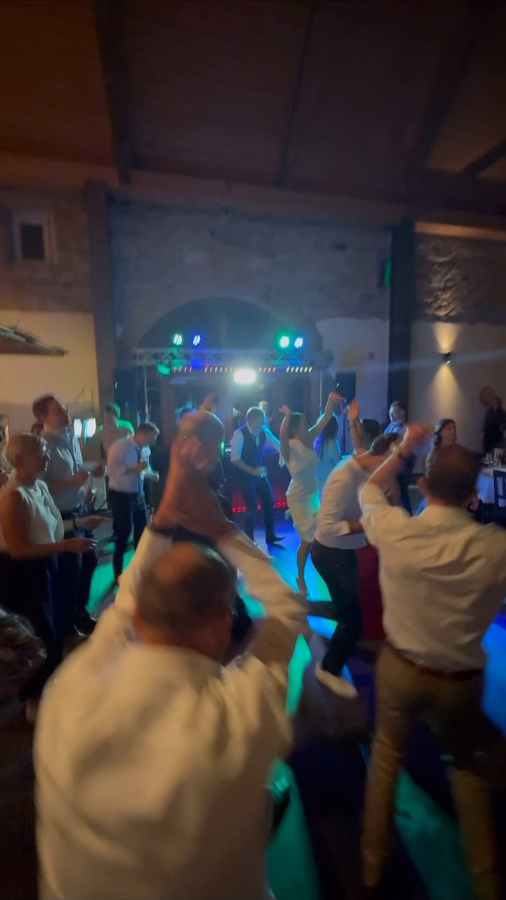 Warum unsere Partys immer ein Erfolg sind? Hier ist unser Rezept: 🔥💯
✅ Individuelle Vorbereitung: Wir sprechen mit euch im Vorfeld, klären eure Lieblingsgenres und No-Gos, um sicherzustellen, dass die Musik perfekt zu euch und euren Gästen passt.
✅ Perfekte Songwahl: Wir integrieren eure Lieblingssongs so, dass sie nahtlos in den Ablauf des Abends passen und die Stimmung kontinuierlich steigern.
✅ Maßgeschneiderte Stimmung: Wir lesen die Crowd und passen uns an, um die Energie die ganze Nacht über hochzuhalten.
✅ Dynamische Sets: Von ruhigen Momenten bis zu energiegeladenen Höhepunkten – wir sorgen dafür, dass die Stimmung stetig wächst.
✅ Energie bis zum Schluss: Der Flow bleibt konstant, sodass eure Gäste nonstop tanzen können.
✅ Top-Technik: Wir setzen nur die beste Sound- und Lichttechnik ein, mit Special Effects, die die Stimmung perfekt unterstreichen.
✅ Live-Energie: Das Saxophon bringt eine unverwechselbare Live-Energie, die eure Party unvergesslich macht.
Mit uns bekommt ihr das perfekte Party-Erlebnis! 🎷🎧🚀
#Saxotic #DJDuo #TailoredParty #MusicPreparation #CrowdEnergy #NonStopVibes #SaxAndDJ #UnforgettableNights