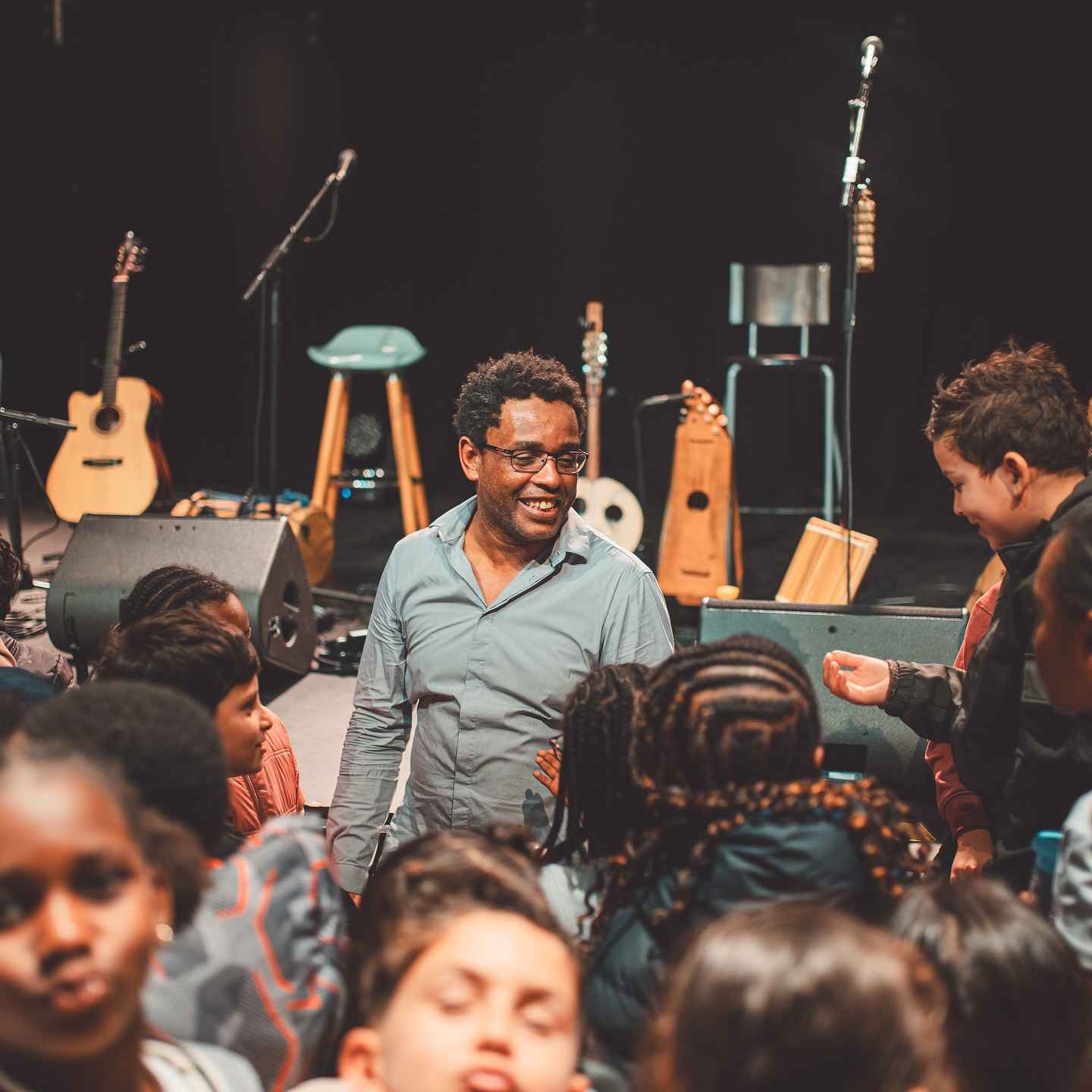 Retour sur la journée d’hier avec les concerts de @ahamadasmis à là @sallelaffranchi, @cie_okkio avec Parasol Lasido au @theatreastronef et la journée s’est clôturée à la @frichelabelledemai avec Jazz & Rap de @laminediagne_enellecie @ilancouartou @joosbeatbox 💿
On se retrouve demain pour découvrir le Muséum d´Histoire Naturelle en musique avec un séance de @mariarobin_art.y.show pour les crèches et pour le scolaires à l’ @espacemusicalhyperion avec le carnaval des animaux @prodigart13 🦜et au @lecriduport avec Bleu Brésil 🐠