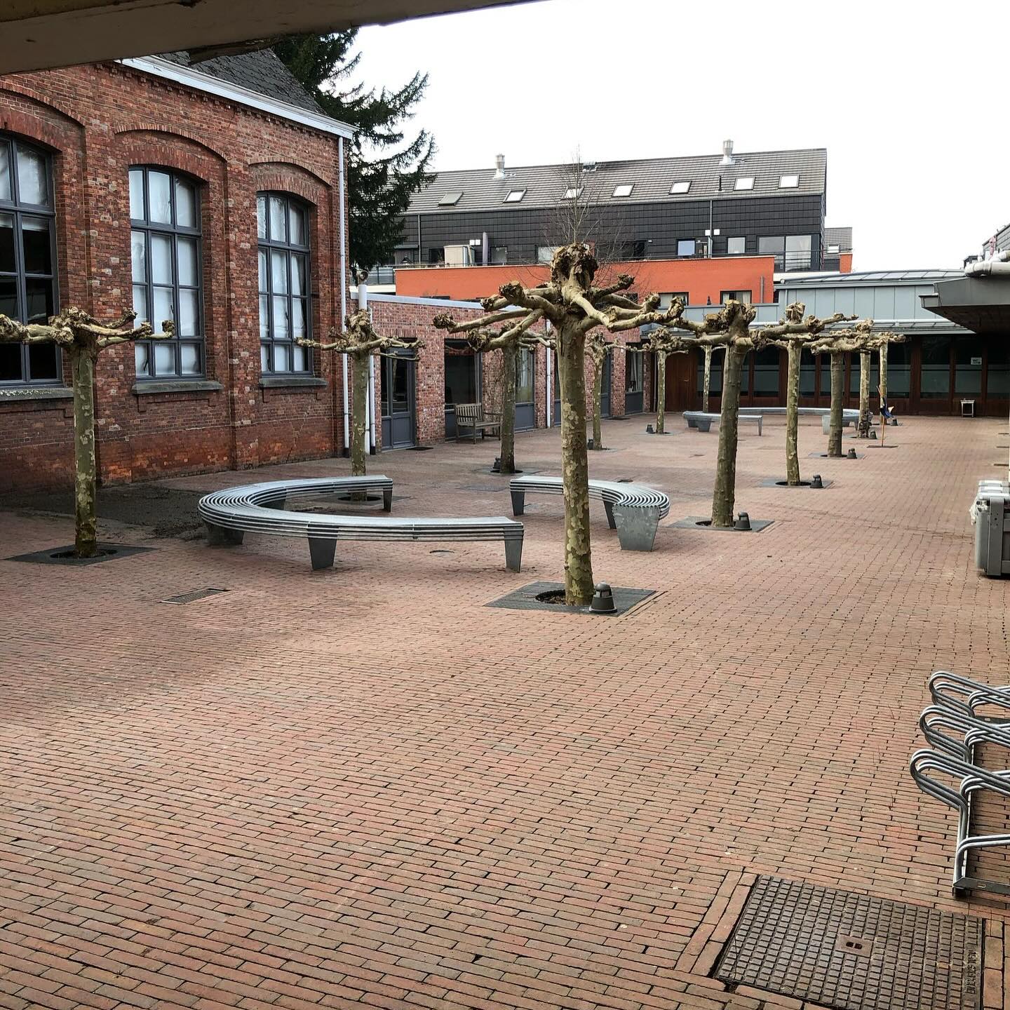 Moktamee zwiert opnieuw zijn deuren open!
Na een diepe winterslaap gooien we de deuren van onze cocon weer open.
Kom eens piepen in onze nieuwe locatie in de Hikstraat.
Receptie: Vrijdag 28/03 vanaf 19u met optreden van @duo_nu om 19:30!
Terras: Zaterdag 29/03 vanaf 13u
We hopen jullie massaal terug te zien!
#décreatievehubvandekempen #creativecommunity #herentals #creativehub