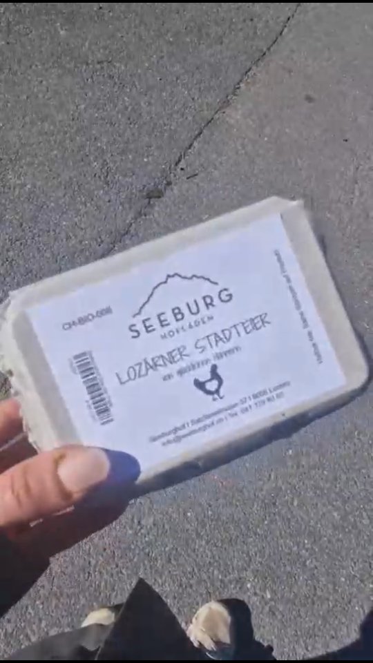 Was tun mit einer leeren Eierschachtel? 🤔
Kein Stativ zur Hand für tolle Aufnahmen oder keine Lust dein Telefon zu halten während eines Videocalls? 📱
Mit dieser Idee kannst du während der Nutzung den Akku laden, ohne das dein Smartphone umfällt 😊
.
.
Die Anleitung findest du unten in den Kommentaren 👇
.
.
#seeburghof #hofladen #diy #nachhaltig #ostern #smartphone #eier #landwirtschaft #lifehacks #upcycle #kreativ #myfarmmoments