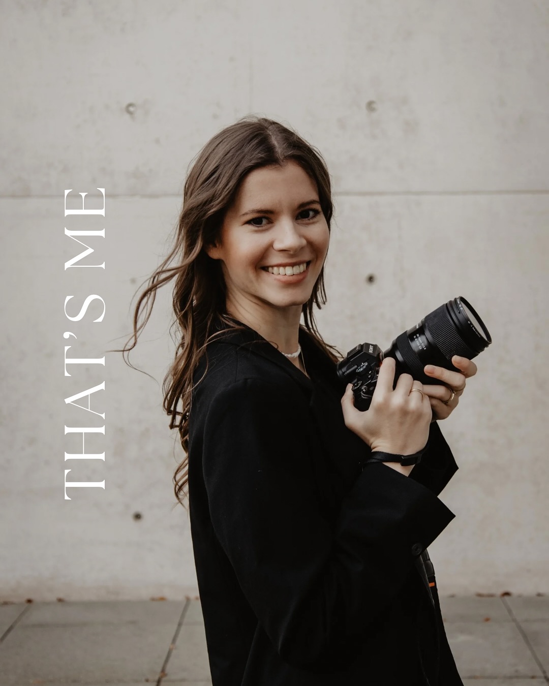 Hello, ich bin Christine ✨
In der letzten Zeit sind hier einige neue Gesichter dazugekommen und da ich mich noch nie so wirklich vorgestellt habe, hole ich das besser mal schnell nach. Damit das kein langweiliger Steckbrief wird, kommen hier ein paar random facts:
1. first things first: ich liebe Pizza. Ich könnte jeden Tag Pizza essen. Pizza macht mich glücklich. Wenn ihr mir was gutes tun wollt, ladet mich auf eine Pizza ein 🍕
2. It‘s me, hi - ich bin ein Swiftie - wenn du die 10 Minuten Version von all too well auch so sehr fühlst wie ich, sind wir ein match!
3. Ich bin sehr emotional und empathisch und teile die Gefühle anderer schnell - die guten wie auch die schlechten. Eventuell ist mir auch schon das ein oder andere Mal eine Träne beim Gelübde über die Wange gekullert.
4. Ich habe eine Schwäche für Trash TV - ich bin ein bisschen zu sehr into it und kann überall mitreden, egal um welches Format es geht 😂
5. Hauptberuflich (mittlerweile aber nur noch in Teilzeit) arbeite ich im HR-Bereich einer Versicherung. Die Fotografie ist meine Leidenschaft und mein kreativer Ausgleich zum Bürojob.
6. Neben der Fotografie liebe ich es, zu reisen und die Welt zu entdecken 🌎
7. Ich kann mich für die kleinsten Dinge begeistern. Bin auch völlig hyped, wenn es beim Shooting läuft - die Paare, die ich schon vor der Kamera hatte, stimmen mir bestimmt zu 🤭
8. Ich bin überaus dankbar für die vielen Erfahrungen, die ich in den letzten Jahren durch die Fotografie sammeln durfte und vor allem bin ich für das Vertrauen dankbar, dass mir von meinen Paaren entgegengebracht wird. Das ist nicht selbstverständlich und das weiß ich sehr zu schätzen 🙏🏼 ihr seid klasse!
So, ich denke das reicht fürs Erste. Freu mich, euch kennenzulernen 🫶🏼
#thisisme #fotografin #hochzeitsfotografie #gettoknowme #brühl
FOTOGRAFIN
HOCHZEIT
HEIRATEN
VORSTELLUNG
GET TO KNOW ME
📷 by @annas_momente (eigene Bearbeitung)