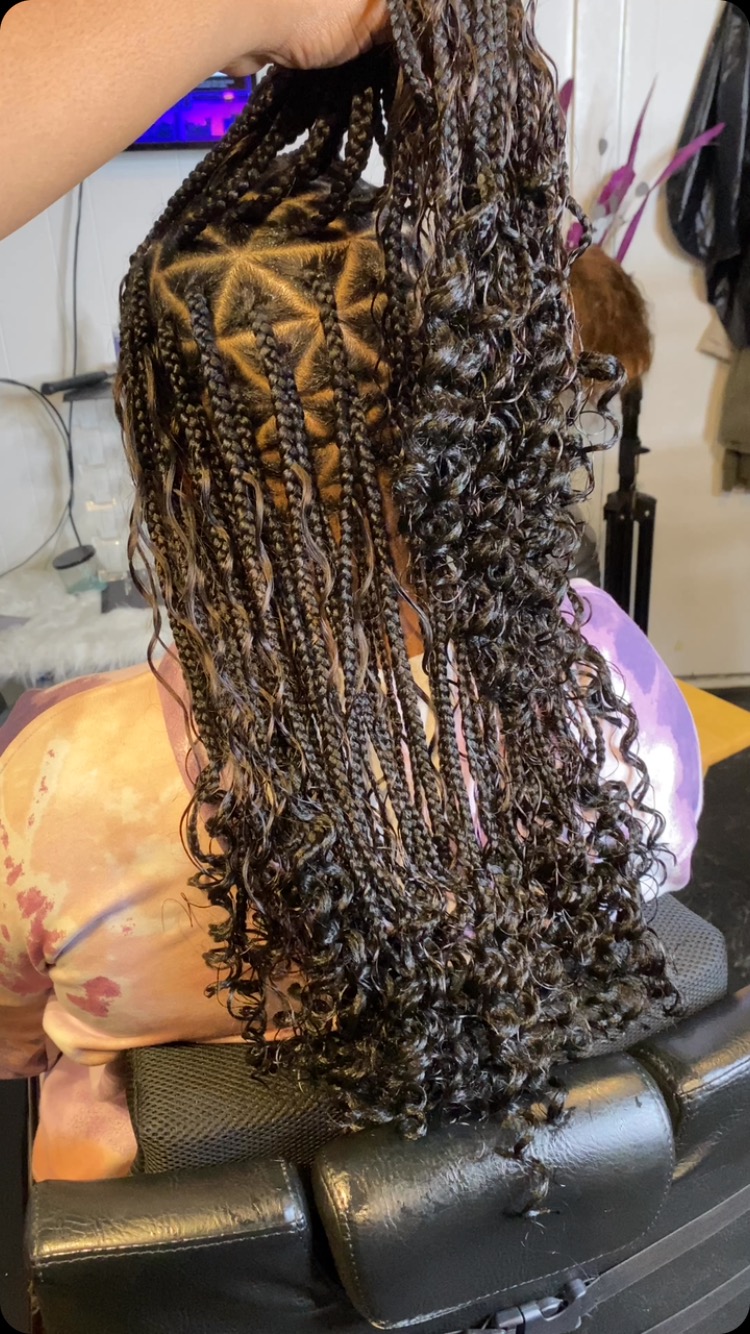 Boho Knotless 💛
Style: Human Hair Bohemian Knotless
Color: #2
Duration:4hrs
#neatbraids #indybraids #hair
#personalstylist #bohemian