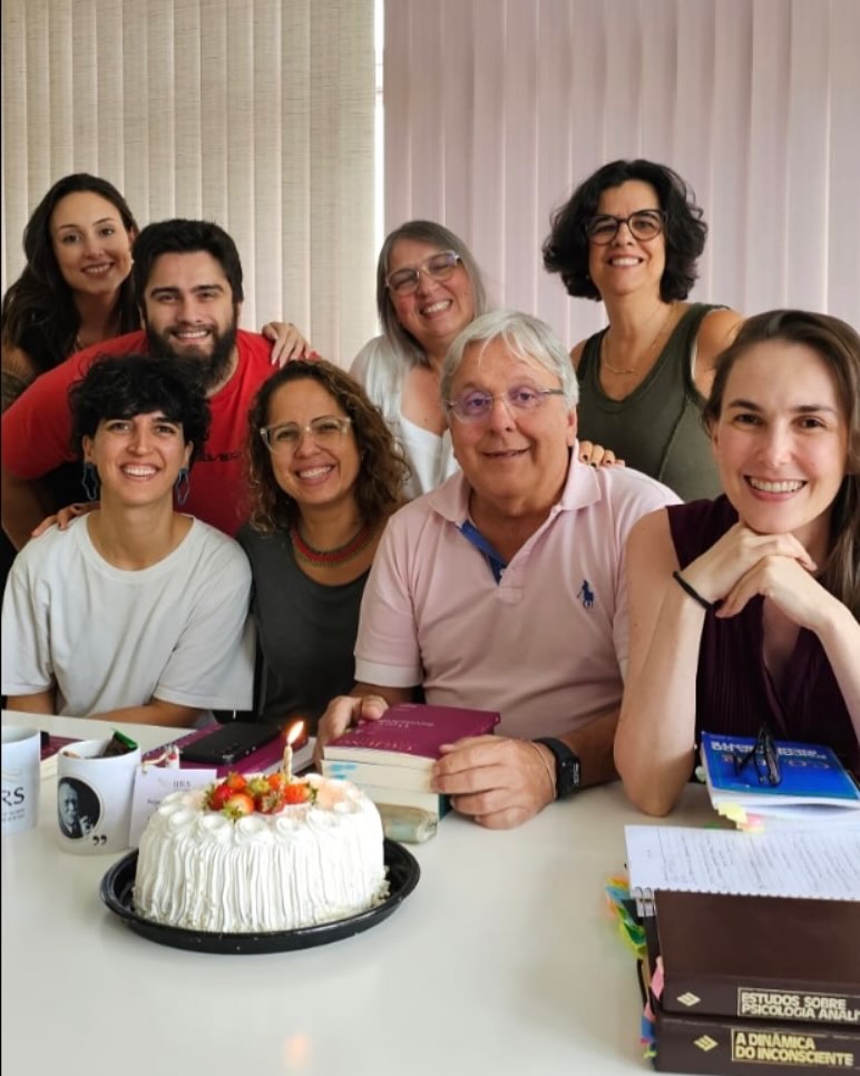 Final de semana de retorno à formação de analista junguiana no @ijunguianors com direito a bolo de aniversário para celebrar os aniversariantes.
Ao ver a foto com uma única vela percebi que celebramos o primeiro ano completo da formação.
A formação para analista é intensa , não somente de conhecimento e desenvolvimento de habilidades profissionais, mas desenvolvimento pessoal.
O segundo ano iniciou com muita reflexão e valoração desse espaço de aprendizagem e cheio de sentido para nós.
Tenho muita alegria em fazer parte desse grupo que a cada encontro também cria laços afetivos. A aula foi com a professora Patricia Medeiros. O tema ? Complexos e inconsciente coletivo.