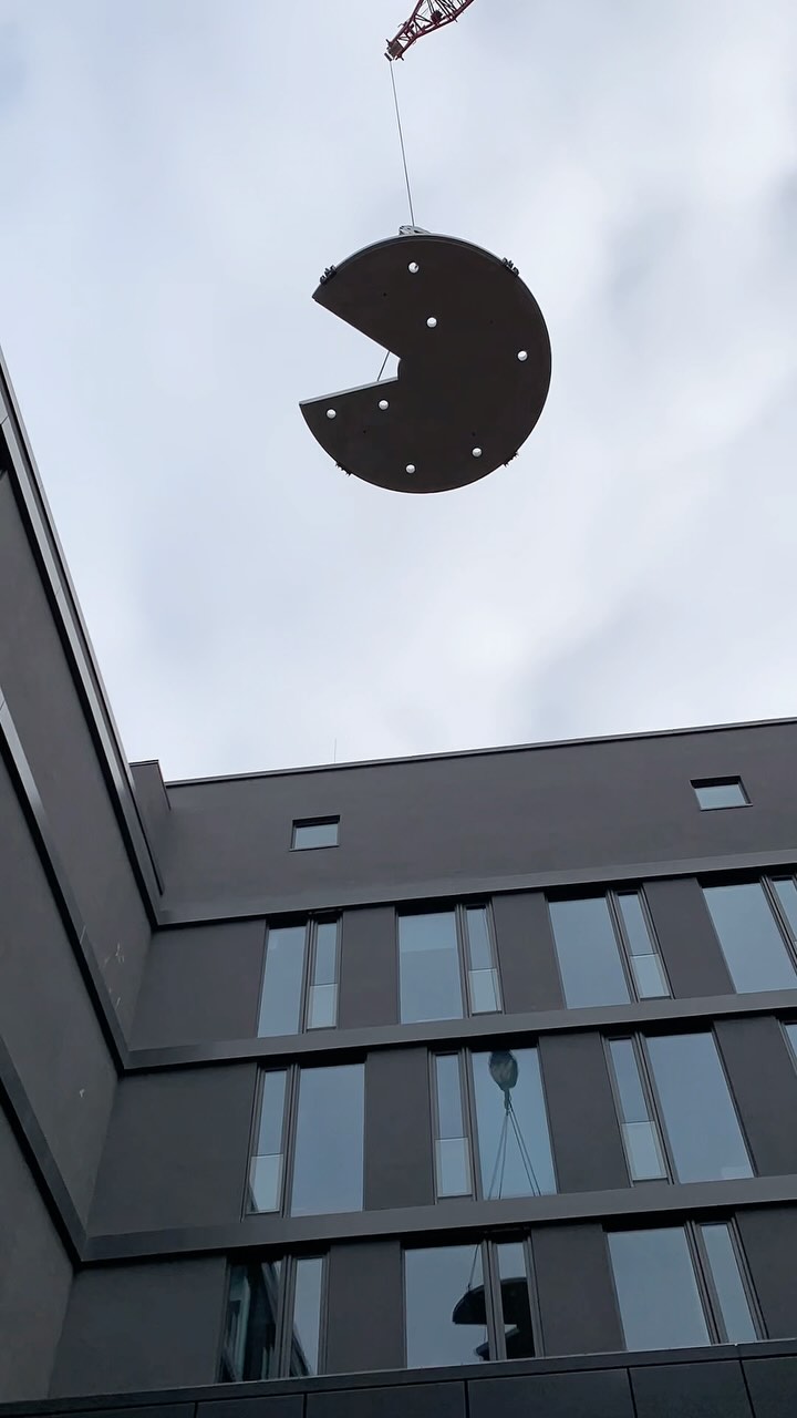 Im letzten Post haben wir euch die Schlosserei vorgestellt, die eine beeindruckende Treppe für ein Projekt in Köln fertigt. Jetzt ist der Sockel montiert – das Fundament steht, und es kann weitergehen! 🔩🏗️