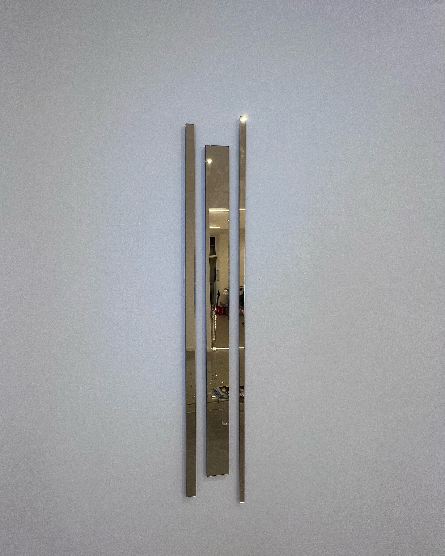 𝐔𝐧 𝐝𝐞𝐬𝐢𝐠𝐧 𝐦𝐨𝐝𝐞𝐫𝐧𝐞 𝐞𝐭 𝐬𝐨𝐩𝐡𝐢𝐬𝐭𝐢𝐪𝐮é 𝐩𝐨𝐮𝐫 𝐮𝐧 𝐢𝐧𝐭é𝐫𝐢𝐞𝐮𝐫 𝐫𝐚𝐟𝐟𝐢𝐧é
𝐋𝐞 𝐦𝐢𝐫𝐨𝐢𝐫 𝐦𝐮𝐫𝐚𝐥 SINA 𝐬𝐞 𝐝𝐢𝐬𝐭𝐢𝐧𝐠𝐮𝐞 𝐩𝐚𝐫 𝐬𝐨𝐧 𝐝𝐞𝐬𝐢𝐠𝐧 𝐫𝐞𝐜𝐭𝐚𝐧𝐠𝐮𝐥𝐚𝐢𝐫𝐞 𝐦𝐨𝐝𝐞𝐫𝐧𝐞, 𝐚𝐥𝐥𝐢𝐚𝐧𝐭 é𝐥é𝐠𝐚𝐧𝐜𝐞 𝐞𝐭 𝐫𝐚𝐟𝐟𝐢𝐧𝐞𝐦𝐞𝐧𝐭.
𝐂𝐨𝐦𝐩𝐨𝐬é 𝐝𝐞 𝐩𝐥𝐮𝐬𝐢𝐞𝐮𝐫𝐬 𝐦𝐢𝐫𝐨𝐢𝐫𝐬 𝐫𝐞𝐜𝐭𝐚𝐧𝐠𝐮𝐥𝐚𝐢𝐫𝐞𝐬, 𝐢𝐥 𝐜𝐫é𝐞 𝐮𝐧 𝐞𝐟𝐟𝐞𝐭 𝐯𝐢𝐬𝐮𝐞𝐥 𝐮𝐧𝐢𝐪𝐮𝐞 𝐪𝐮𝐢 𝐚𝐩𝐩𝐨𝐫𝐭𝐞 𝐮𝐧𝐞 𝐭𝐨𝐮𝐜𝐡𝐞 𝐜𝐨𝐧𝐭𝐞𝐦𝐩𝐨𝐫𝐚𝐢𝐧𝐞 𝐞𝐭 𝐝𝐲𝐧𝐚𝐦𝐢𝐪𝐮𝐞 à 𝐯𝐨𝐭𝐫𝐞 𝐞𝐬𝐩𝐚𝐜𝐞. 𝐏𝐚𝐫𝐟𝐚𝐢𝐭 𝐩𝐨𝐮𝐫 𝐚𝐠𝐫𝐚𝐧𝐝𝐢𝐫 𝐞𝐭 𝐢𝐥𝐥𝐮𝐦𝐢𝐧𝐞𝐫 𝐯𝐨𝐭𝐫𝐞 𝐢𝐧𝐭é𝐫𝐢𝐞𝐮𝐫 💫
#PlexiAzur #Miroirs #DécorationIntérieure #ArtMural #DesignModerne #HomeDecor #design #plexi #bronze