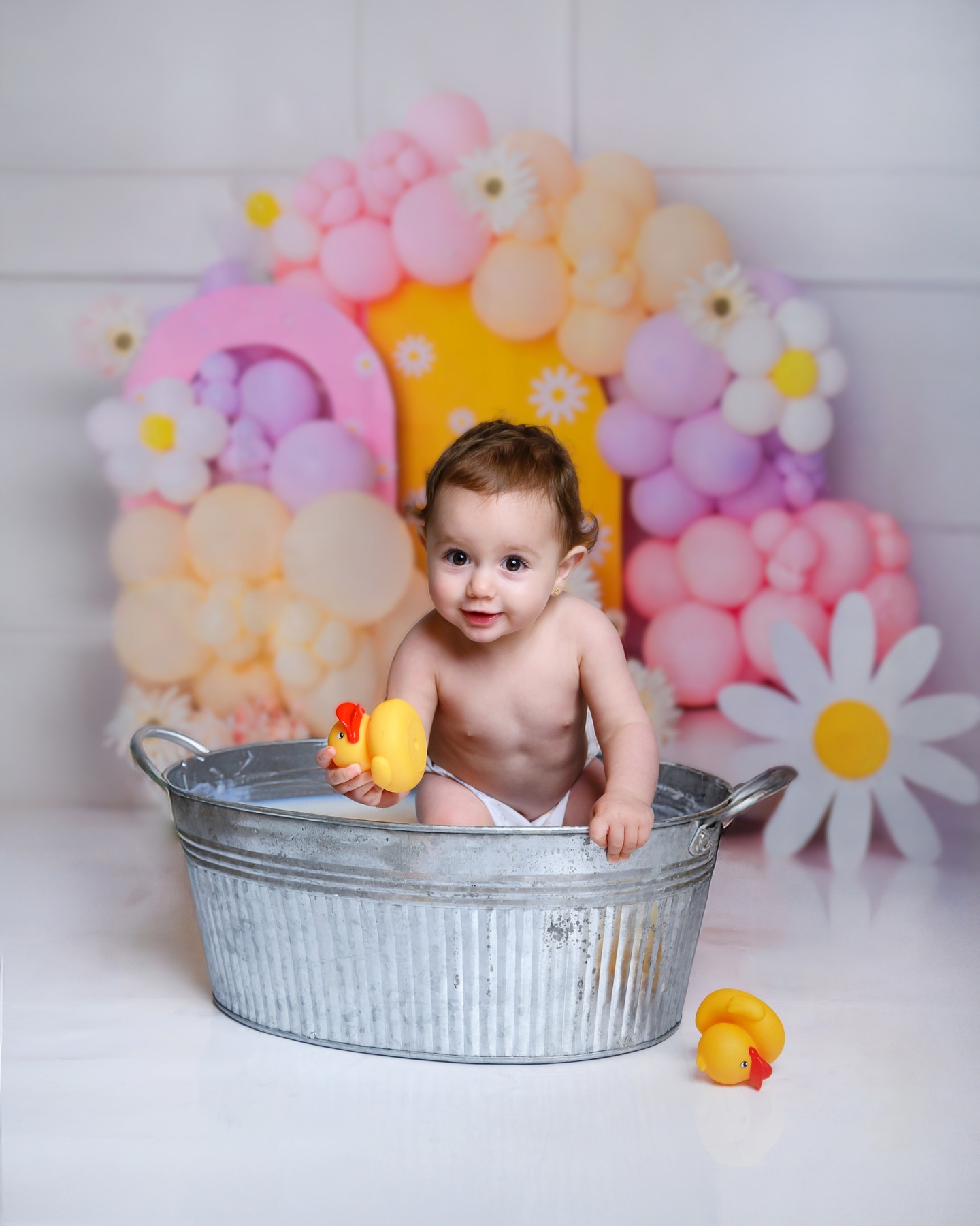 Si hay algo que me encanta es ver a los peques disfrutar en su primera sesión de cumple💛
Hoy os vengo a contar el secretito de nuestras fotos en el barreño que tanto os gustan!
Aquí no nos la jugamos con bebés resfriados ni chapuzones complicados. En el estudio recreamos el bañito con su barreño, sus pompas de jabón, su bañadorcito... Pero "la leche" la creamos después con la magia de la edición. Para mi, de esta manera, todo fluye sin estrés y con menos complicaciones; tenemos vuestras fotos preciosas sin que el bebé pueda tener un mal día ó que venga algo pachuchillo y empeoremos el asunto!
Ah! también aprovecho a contaros qué este es uno de los nuevos decorados que tenemos para las sesiones de Smash Cake, en nada publicaré en la web los tres decorados fijos que tendremos!
Si tu bebé cumple su primer añito pronto, es el momento de reserva, no esperes que se nos derrite la tarta!!😜🎂📷
¿ Qué os aparecido este secretito?.
.
..
.
.
.
.
.
.#smashcake #smashcake #milkbath #fotografias #fotografiainfantil #fotografiasmash #sesióncumpleaños #smashcakesession #smashthecake #maternidad #momlife #primercumpleaños #fotografosasturias