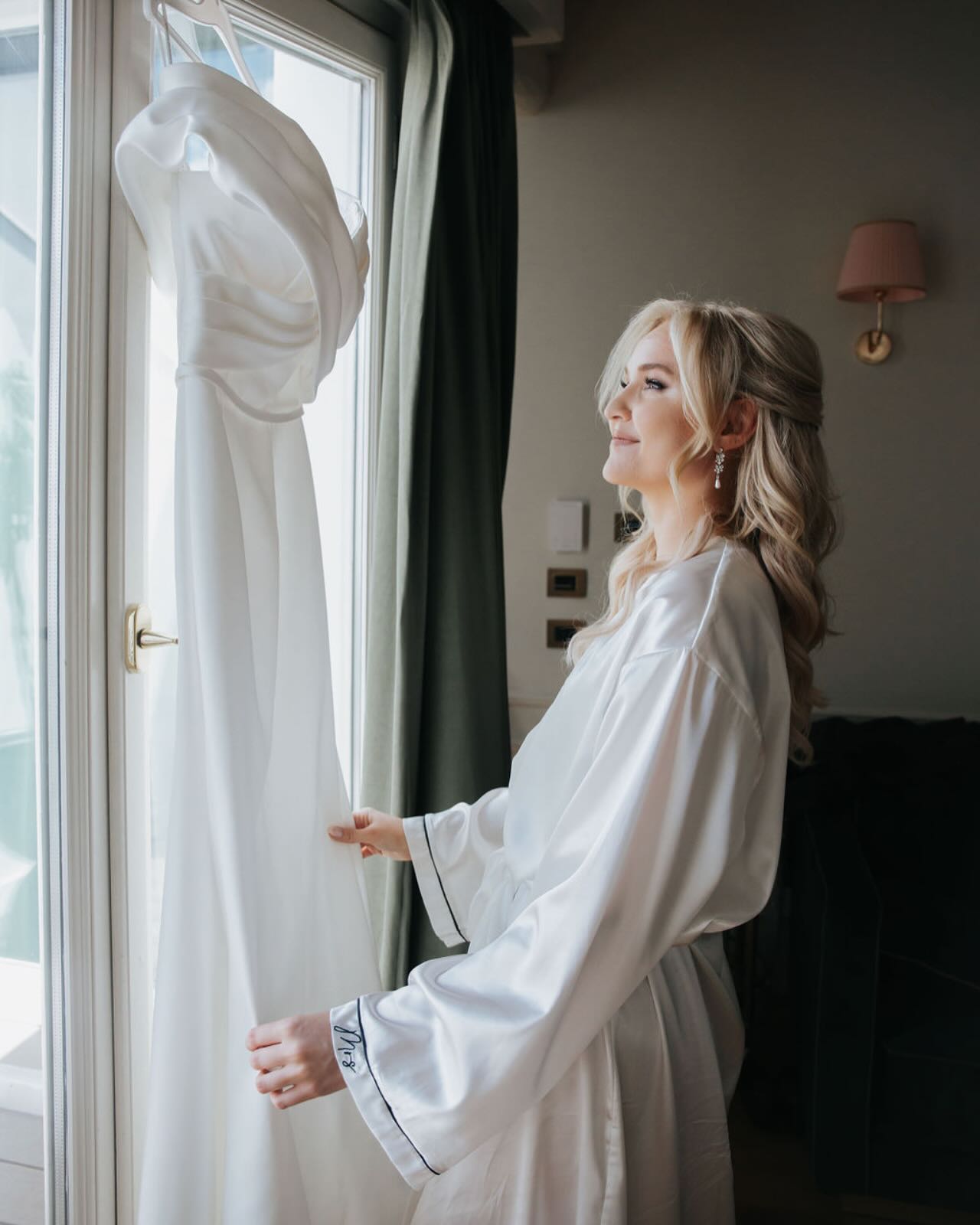 Fåglarna visslar för mig och vågorna glittrar nedanför huset. Det är en ny tid nu tänker jag och tar lite mer kaffe. Igår jobbade jag min sista dag på företaget jag konsultat. För nu väntar nya tider. Nya vindar kommer blåsa och det ska bli otroligt spännande. Men först mellanlandar jag med en vecka i Spanien. Det kan behövas. Andas, tänka ikapp året som varit, få resa med min lilla son. Mer om nya jobbet sen, men bröllopsfotograferingen. Den är aktiv som alltid, den släpper jag aldrig. För det älskar jag! 🤍 snart är den ljuvliga bröllopssäsongen äntligen här.
#bröllopsfotograf #weddingphotographer