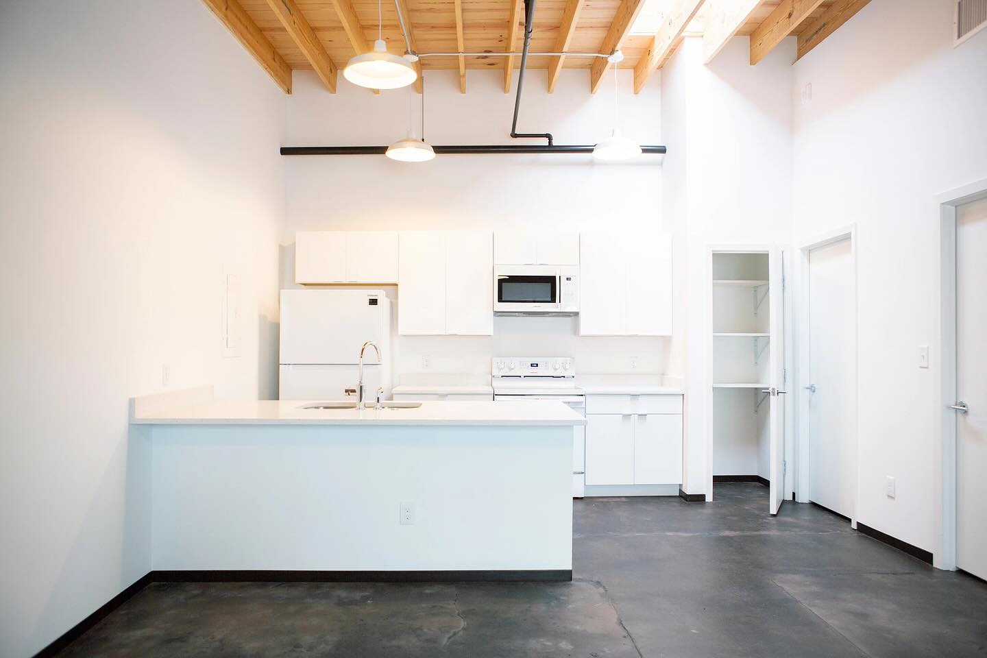 ✨MONDAY HIGHLIGHT✨
Come visit this spacious studio available now and experience what Expo Park has to offer! 🌳🌞
812 SF
$1700
📍Located at 4112 Commerce