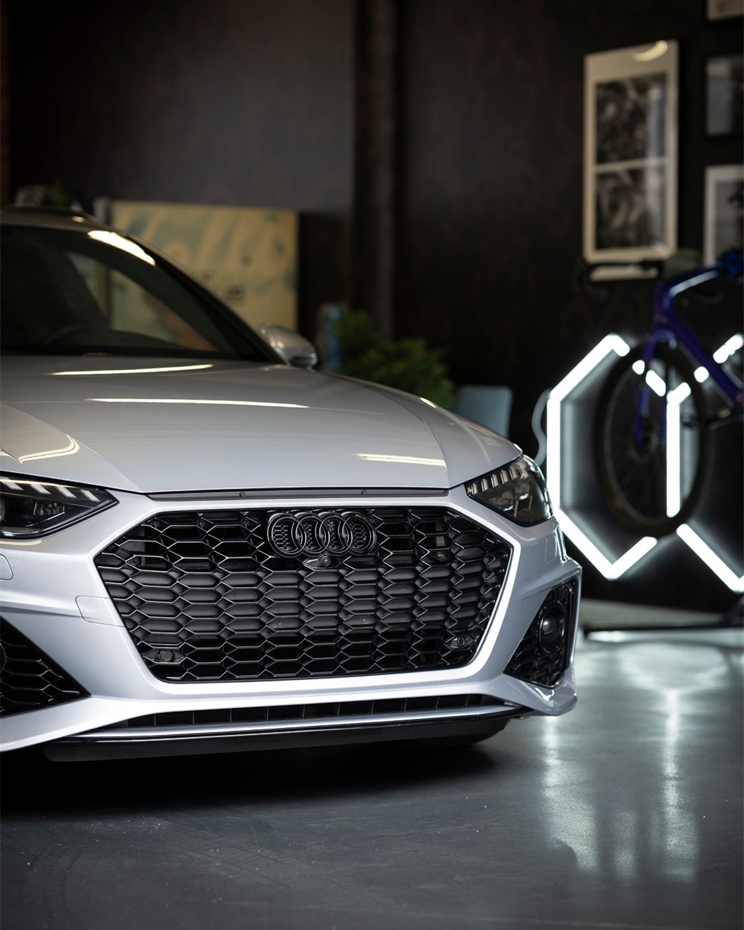 Perfekter Rundumschutz für diesen Audi RS4! 🚗✨
Wir hatten das Vergnügen, diesem wunderschönen Audi RS4 ein Frontpaket mit hochwertiger PPF-Schutzfolie von XPEL zu verpassen. 🛡️ Die Schutzfolierung wurde dabei nach der "Rainer Lorz"-Methode durchgeführt – für ein absolut sauberes Ergebnis ohne Schmutzkanten.
Die Lackschutzfolie schützt zuverlässig vor Steinschlägen, Kratzern und anderen äusseren Einwirkungen – und das alles, ohne die makellose Optik des Fahrzeugs zu beeinträchtigen. Mit der XPEL-Folie und unserer präzisen Methode bleibt der Lack nicht nur perfekt geschützt, sondern auch der Wert des Fahrzeugs langfristig erhalten. Ein Must-have für alle, die ihr Auto lieben und es optimal pflegen möchten! 💎🚘
Lust auf ein unsichtbares Schutzschild für dein Auto? Schreib uns eine Nachricht und lass dich professionell beraten! 🧼✨
• • • • • • • • • • • • • • • • • • • • • • • •
- Lackschutzfolierung Ambühl -
📍Triststrasse 12
🇨🇭7000 Chur
☎️ +41 78 720 70 04
📩 lackschutz@black-bird.ch
🌍 www.lackschutzfolierung.ch
• • • • • • • • • • • • • • • • • • • • • • • •
#PPF #xpel #AudiRS4 #Lackschutzfolie #CarWrapping #Detailing #Autopflege #AutoLiebhaber #Teamwork #lackschutzfolierung #ThankYou #carwrapping #carwrapping_schweiz #werbetechnik #chur #bruxsafol