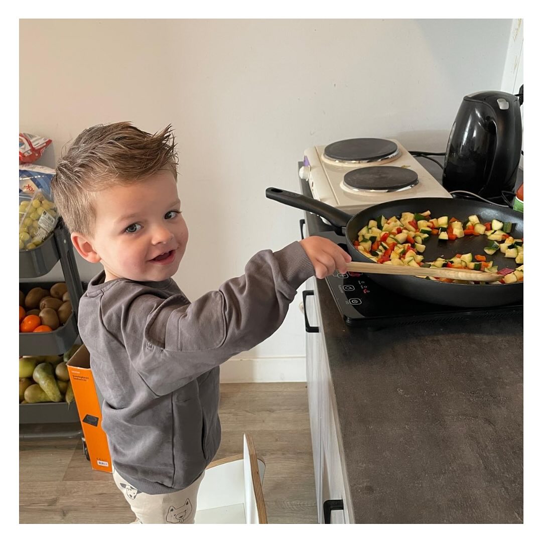 LEUSDEN
Thema bakkers klaar, bakken maar!
Wat hebben we veel lekkers gebakken afgelopen twee weken. Pannekoeken, pasta, wafels en pizza! Alles zelf snijden met een mesje, wat kunnen jullie goed bakken! 🧑🏼🍳🧇🥞🍕