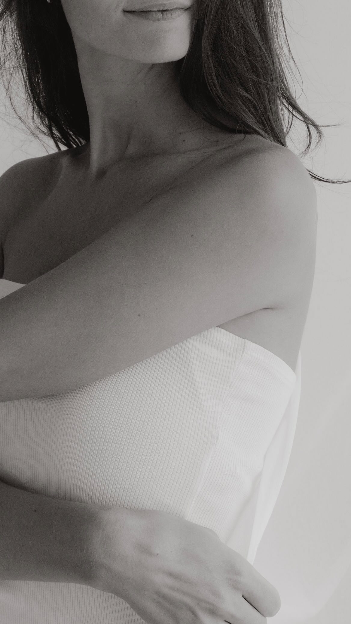 Du kennst dein Chart in- und auswendig. 🤓
Du weißt, was deine Strategie ist, welche Tore bei dir aktiviert sind und wie deine Autorität funktioniert - zumindest in der Theorie. 👀
Aber warum verändert sich nichts?
Warum tritt nicht das ein, was du dir erhoffst?
Warum fühlst du dich immer noch lost?
Weil Wissen nicht gleich Veränderung ist.
Zu wissen, dass du als Generator auf deine sakrale Reaktion warten sollst, bedeutet nicht, dass du weißt, wie du das im Alltag umsetzt.
Zu verstehen, dass du eine emotionale Autorität hast, bedeutet nicht, dass du geduldig auf Klarheit wartest.
Viele denken, wenn sie ihr Chart analysieren, ihren Typ, ihre Autorität, ihre Kanäle & Tore kennen, dann verändert sich plötzlich alles.
Aber dein Design ist keine Information – es ist etwas, das in dir lebendig werden will.
Es ist kein Konzept, das du lernst – es ist etwas, das du FÜHLST und verkörperst.
Erst dann findet wahre Magie und Transformation statt. 🌟
In meinem 1:1 Mentoring Afterglow liegt genau darauf der Fokus:
Wir bringen die Theorie in die Praxis. 💪
Ich möchte, dass du dein Design wirklich SPÜRST und LEBST mit jeder Zelle deines Körpers.
💻 In mehreren 1:1 Sessions, in denen wir tief in dein Human Design eintauchen,
📒 einem individuellen Workbook mit praktischen Übungen,
💎 ausgewählten Heilsteinen, die auf dein Design abgestimmt sind
📱 und kontinuierlichem Support machen wir genau das möglich.
Zeit, dein Human Design nicht nur mit dem Verstand zu begreifen, sondern endlich zu ERLEBEN.
Kommentiere gerne AFTERGLOW für mehr Infos. ✨
Ich freu mich auf dich!
xx Lisa
______________________________________
HUMAN DESIGN
HEILSTEINE
SELBSTAKZEPTANZ
SELBSTLIEBE
MENTORING
#humandesignmentoring #afterglow #humandesigndeutschland #mentoring #persönlichkeitsentwicklung #selbstvertrauen #selbstliebe #sichselbstfinden