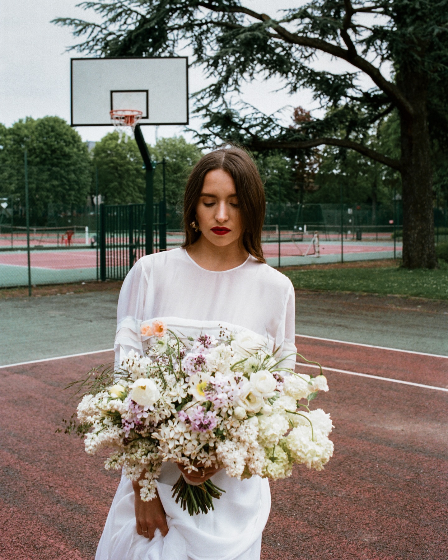 SPRING ✨
Finding enough materials in the beginning of the season can sometimes be a struggle depending on how early spring comes.
I have so many memories of scrabbling around the farm, cutting down “forbidden” branches from @normandygrower “personnal” patches 🙈
But it is also a time to get creative with what you have at hand and working on the “Less is more” style i struggle with as i usually want to pack the whole garden into my arrangements!
Archive from 2018!
Film photo by @cecile_schuhmann for @albe_editions
“Garden bunch in urban setting”