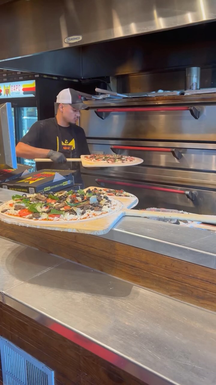 Nothing beats that moment when you lift a slice, and the cheese just keeps going 🧀✨ Fresh, hot, and loaded with melty perfection—every bite is a masterpiece. 🍕🔥
Ready to dig in? Order your pizza now for pickup or delivery! 🚀
.
.
.
#greenvilleavenuepizzacompany #gapc #pizzaislife #pizzalover #pizzalovers #DallasTexas #PizzaSlayer #PizzaCompany