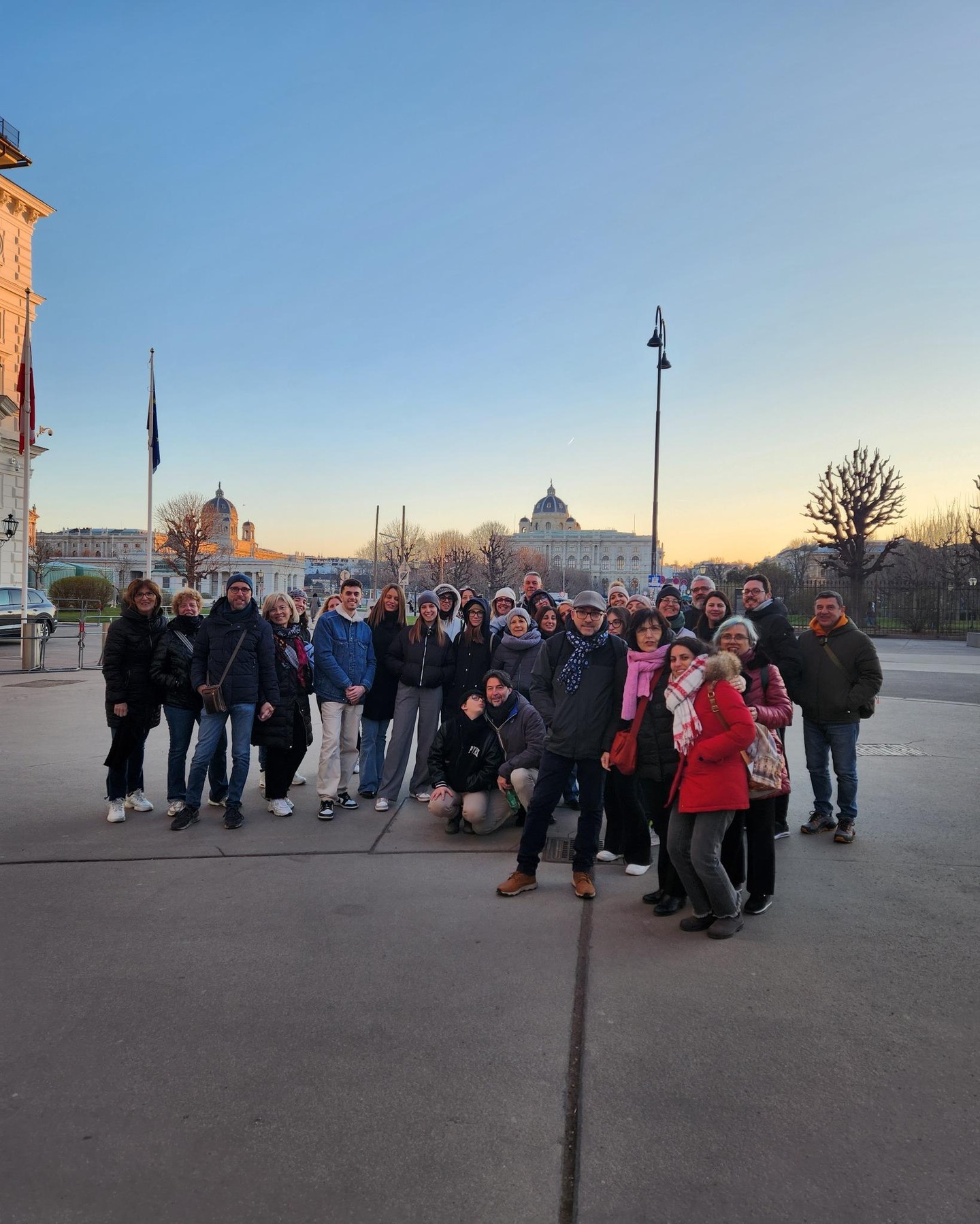Gruppo top, vibes al massimo! 😎❄️
Sapevi che a Vienna ci sono i Musei Gemelli? Il Museo di Storia Naturale e quello di Storia dell'Arte sono un must per gli amanti della cultura e della bellezza. 🖼️✨
Non perdere l'occasione di esplorarli con noi! Scopri di più su marioviennaguide.com 🌍❤️ #ViennaTour #MuseiGemelli #MarioViennaGuide