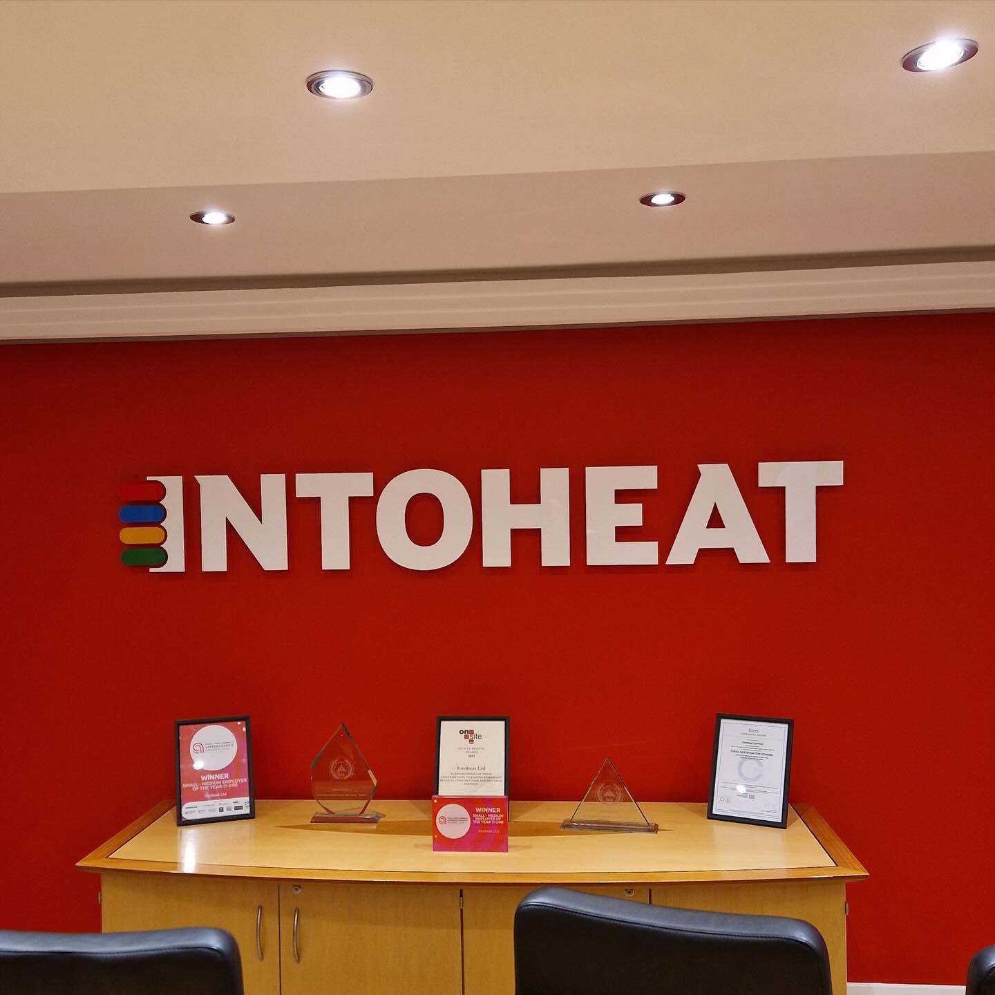 A recent job - laser cut, manufacture and install of acrylic stand off lettering for Intoheat! Keeping the office on brand and adding a professional finish to a blank canvas.
.
.
.
.
.
.
#signs #signmaker #vehiclegraphics #design #logo #logodesign #vinyl #vinylwrap #signage #graphicdesign #bristol #bristoldesign #branding #companybranding #print #largescaleprints #signcompany #windowgraphics #shopdisplay #shopfront #bristolbusiness #localbusiness #vinylstickers #customstickers #shopdisplay #shopfront #bristolbusiness #vinylstickers #vangraphics #BS35 #thornbury
