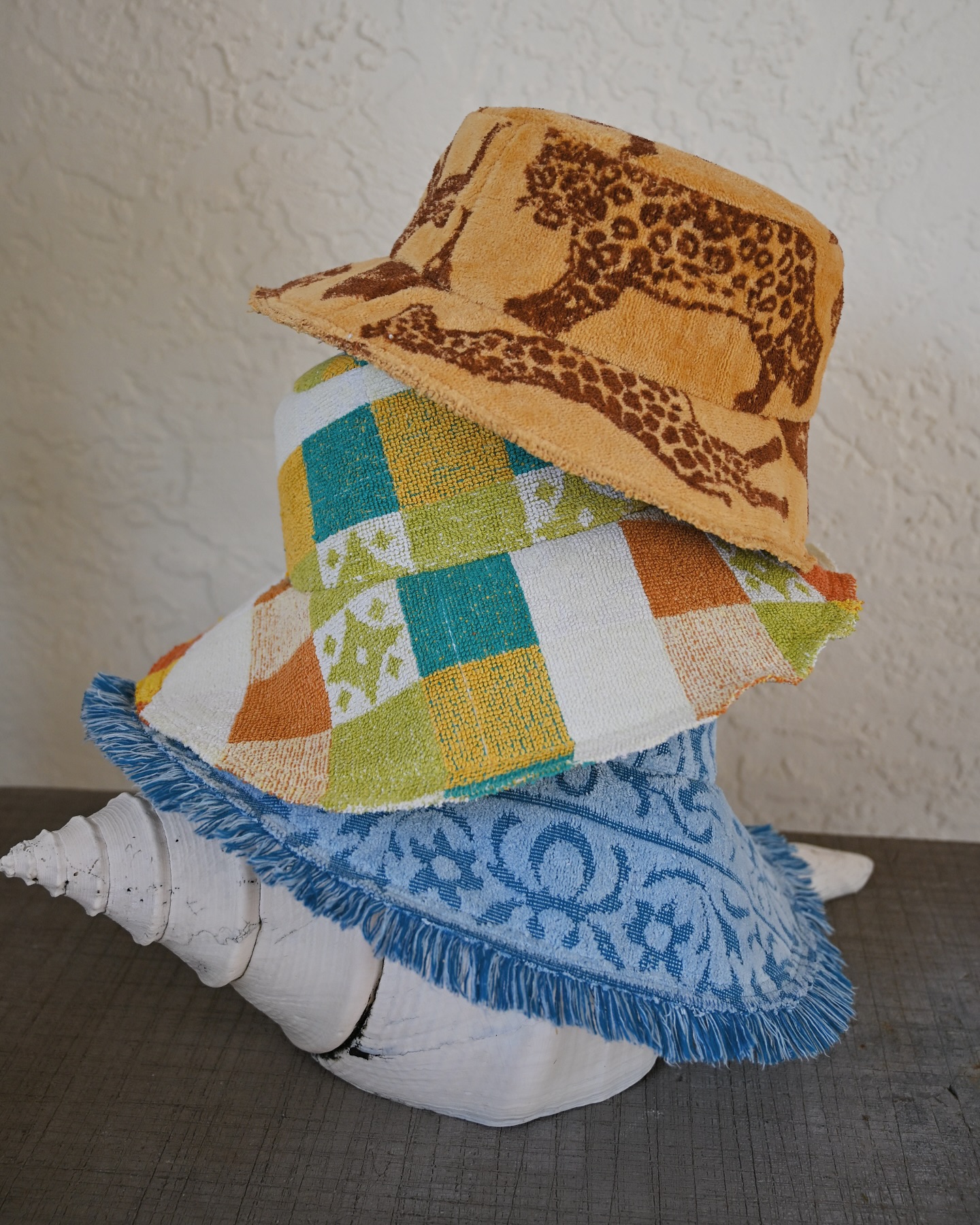 Woah. A whirlwind long weekend in America for a friend’s bachelorette, some quality mother daughter time and the opportunity to mail these beautiful hats. Top to bottom:
🦒 🦁 Safari hat (also my 1st men’s hat) from a 80’s towel for a client heading out on an epic safari in Namibia next month. The men’s hats are more of a bucket hat style with a shorter brim and larger sizes.
Mid-century check 🌴🌊🌺 a custom hat for a lady that has inspired me to find the sun and my own creative flare for over a decade! (more on this soon)
COOKIE 🍪 the blue lady. Ya’ll seem to love cookie and cannot get enough of this blue. If anyone sees this kind of towel at their grandmothers or at Goodwill/Vinnies, let me know! This one was a custom order for a client on Boca Grande.