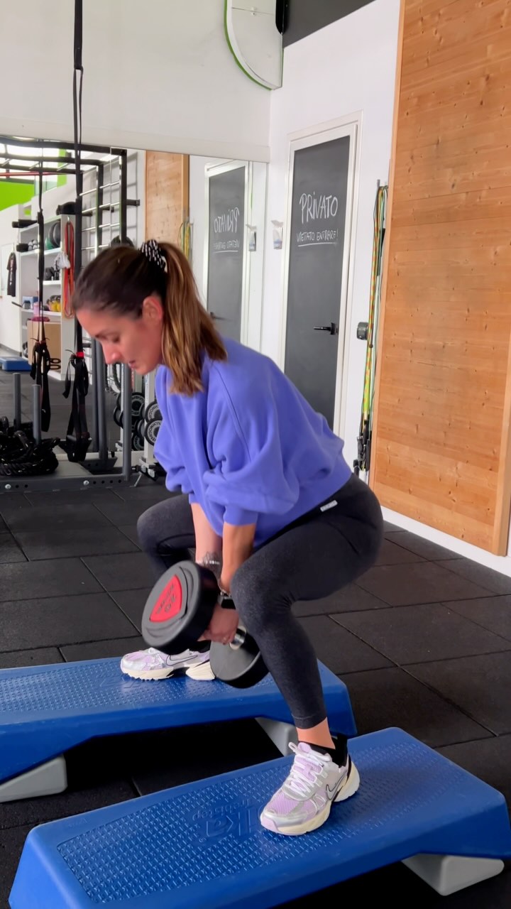 Sumo squat per gambe più forti e glutei più definiti! 🔥🔥 Focus sulla tecnica e sulla profondità, sempre con il supporto di @cristina_fitcoach Nessuna scusa, solo progressi! 💪🏋️♀️ @verdiana_r90
Il percorso continua, un workout alla volta! 🏋️♀️✨ #SumoSquat #LegDay #GlutesOnFire