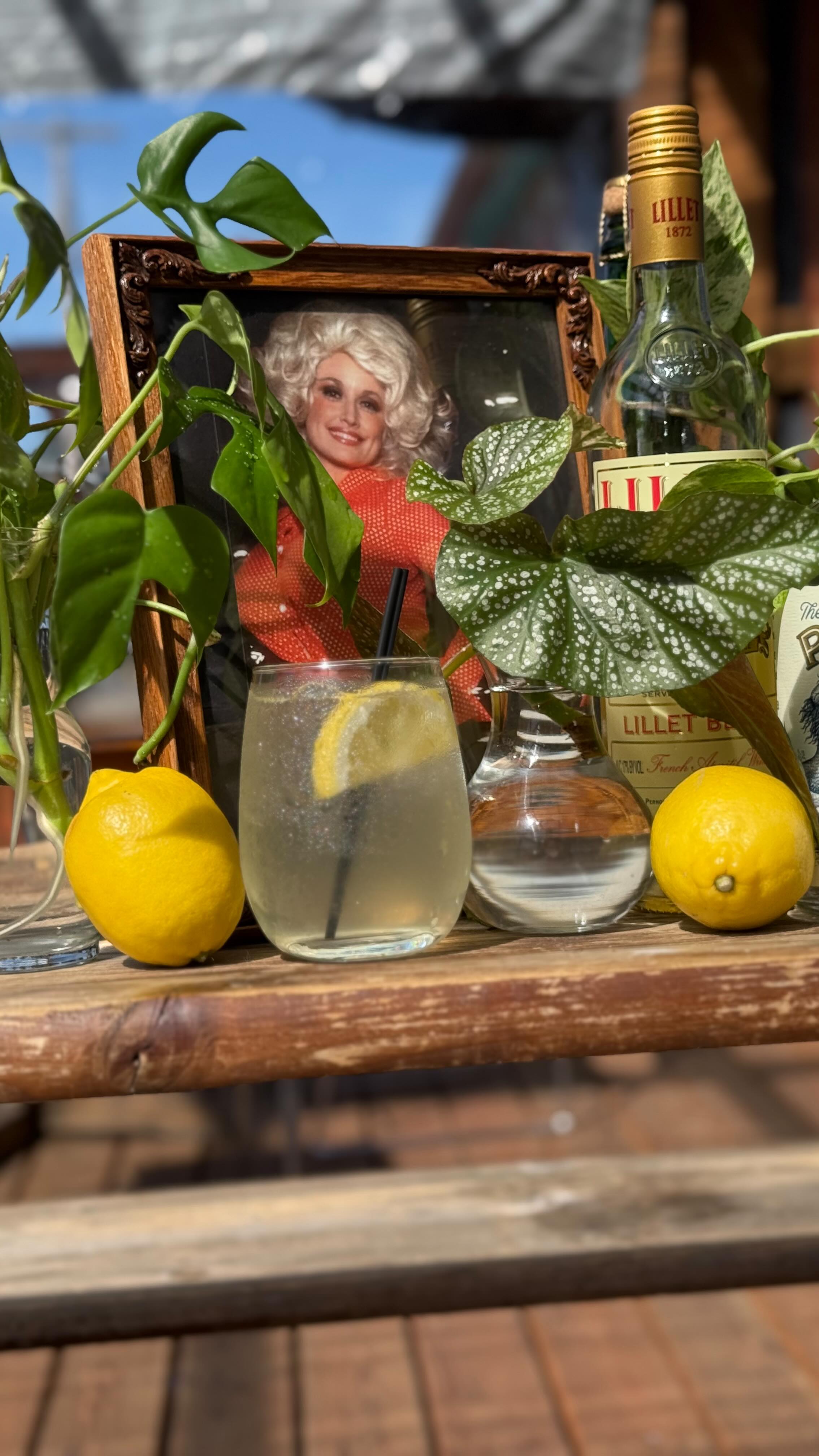 The No Dumb Blonde,
A Champagne cocktail fit for a queen✨
@pilothousedistilling’s Painted Lady American Gin, Lillet, our housemade elderflower bitters (thanks, @groundworkorganics) with Champagne is our idea of the perfect spring sipper.🥂
Just because she’s blonde, don’t thinks she’s dumb!
.
.
.
#crowandcart #whiteakerneighborhood #dollyparton #nodumbblonde #pilothousedistilling #eugenebarscene #eugenebars #champagnecocktail