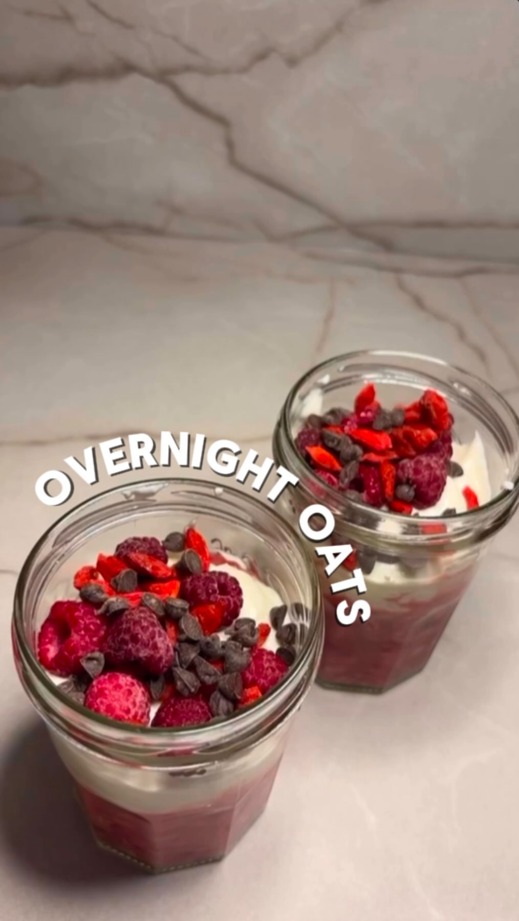 Tu veux une recette saine et riches en protéines pour ton petit dej ? ➡️ enregistre cette vidéo !!
Vraiment une tuerie ! Tu peux la varier avec les fruits et les toppings de ton choix ! 🥜🍫🌰
J’ai utilisé pour cette recette
- banane + framboise
- lait de coco
- avoine sans gluten
- petit suisse x4
- 30g de Whey vanille (pour deux pots)
- pépites de chocolat baies de Goji et framboises 🤤
Environ 35g de prot par pot ! 🔥
➡️ Pense à enregistrer cette vidéo et laisse un j’aime si tu as envie de tester ! ❤️🔥