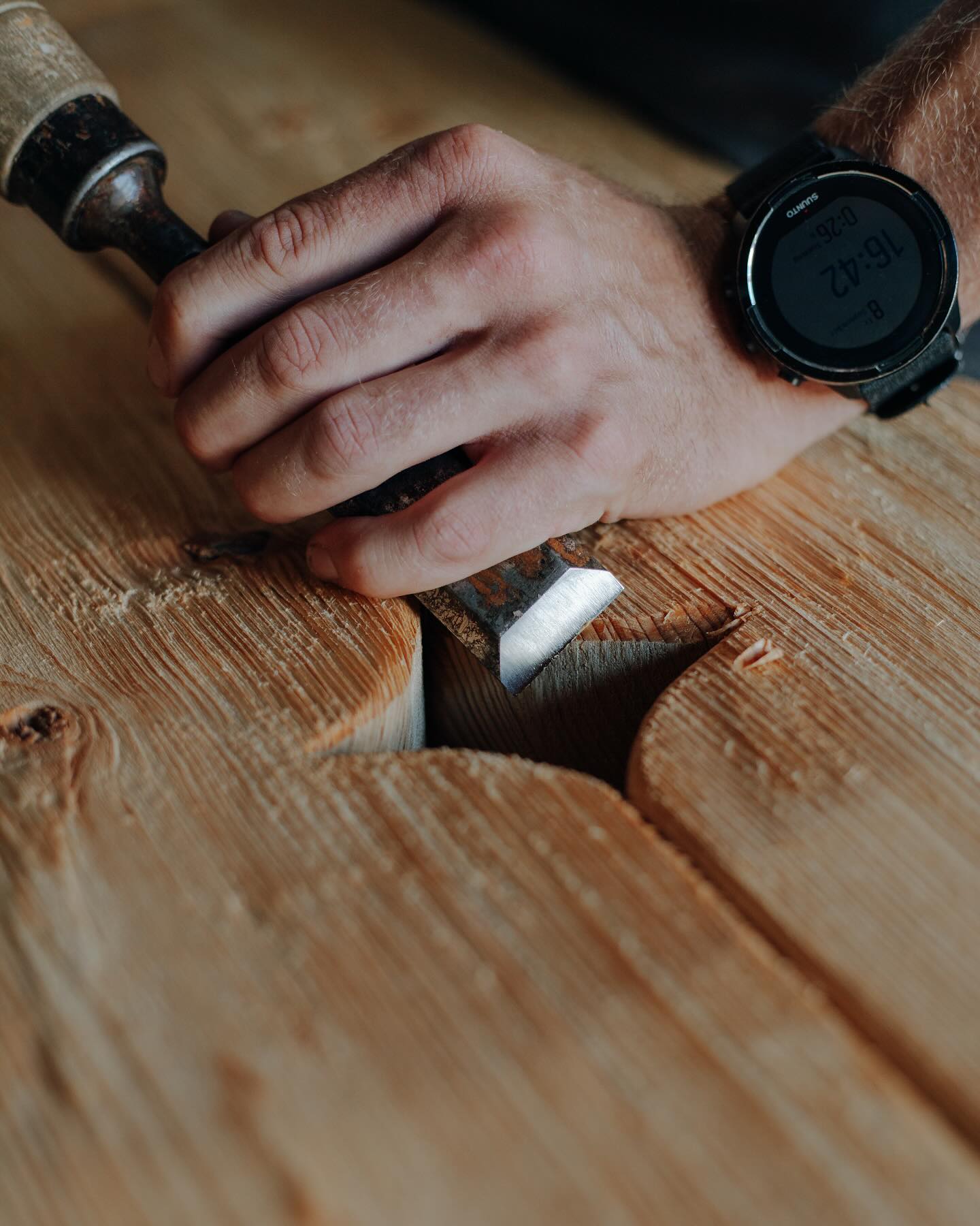 HOLZ IST UNSERE LEIDENSCHAFT🤎
Quirin arbeitet mit dem Stemmeisen das Muster eines Altholz Balkones nach und schafft mit Sorgfalt, Erfahrung und seinem Geschick etwas Beständiges.⚒️ Denn echtes Handwerk bedeutet nicht nur Technik, sondern auch ein gutes Gespür für das Material.
Ob traditioneller Holzbau oder moderne Konstruktionen - wir stehen für Qualität, die hält und begeistert.✨
#holzbau #zimmererarbeiten #holzkonstruktion #handwerk #arbeitenmitholz #beständigkeit #langlebig #stemmeisen #nussdorfaminn #brannenburg #inntal #rosenheim #zimmerertreffpunkt #zimmerer_auf_insta #zimmereiniederthanner