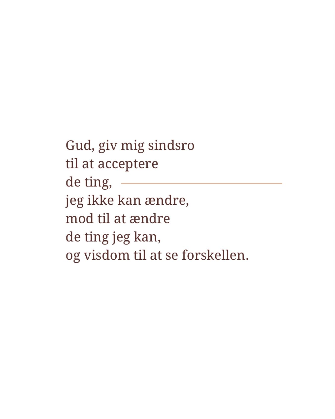 Bønnemøde…
Jeg mødte fornyeligt en af Rigshospitalets præster i forbindelse med en temadag - holdt for os praktikanter, og sikke et møde…
Poul hedder han. En karismatisk mand; intens, sårbar og følsom, mærkede jeg straks. Tidligere fængselspræst - nu præst for de syge og de syges pårørende.
Sikke nogle voldsomme scenarier, han må stå i, tænkte jeg. At holde rum for dømte, der tipper på livets kant - indespæret i en situation, hvor der måske ingen udvej er.
Hvad gør en præst som Poul for disse mennesker?
Han holder hånd, fortæller han. Hjertelige og varme hænder, gør altid en forskel, forklarer han.
Og så er han modig. Han tør godt tale ind i det svære, møde det sårbare, og han evner at se igennem de yderste beskyttelseslag, der ofte er beklædt i vrede og frustration.
Han har lært ar tåle alt det hårde - også det der angriber ham, fordi han ved, at det dækker over noget sårbart, og derfor fortsætter han - uanset om det er en morder, han holder i hånden eller en døende.
Og så bønnen - ritualet, han smiler!
Det er så smukt og så fint at bruge som afslutning, fortæller han, og på den måde binder han sløjfe om hvert eneste møde - så kærligt, så ærligt, så transparent.
Jeg skriver dette, for dels at dele den bøn, Poul delte med os - som måske kan gavne i din hverdag. Men også for måske at kunne inspirere dig til at turde være mere modig i sårbarhedens navn. For deri ligger der en styrke. En umanerlig kraft, der smitter, oplevede jeg - den dag på Riget…
Tak til Poul og alle andre, der tør holde hånd og være med det svære, når livet foregår i overlevelsesbanen og håbet er tyndt og slidt❤️
_______________________________________
#sjælemøde
#hologenetisklæsning
#selvbevidsthed
#alignment
#essens
#frekvensarbejde
#autencitet
#vibration
#bevidsthedsarbejde
#selvudvikling
#kærlighed
#kenddigselv
#selvomsorg
#hjertesager
#opmuntring
#sjælemøde