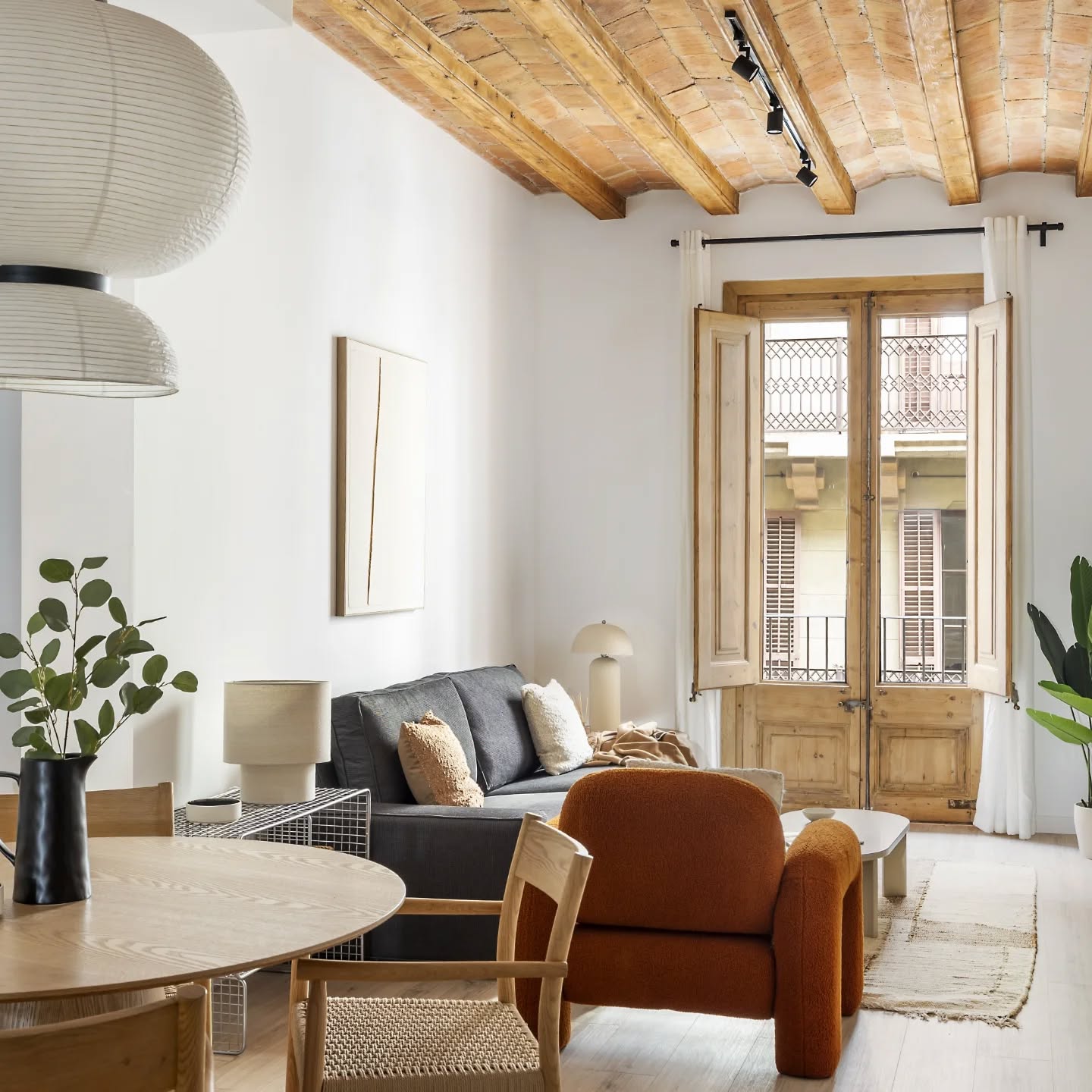 Cada espacio tiene el poder de transmitir emociones. En este proyecto, nos hemos enfocado en crear ambientes que no solo se vean bien, sino que se sientan bien. Desde la selección de colores suaves que invitan al descanso, hasta la elección de materiales naturales que evocan calma, todo está diseñado para crear una atmósfera única.
El interiorismo va más allá de la estética: se trata de generar un ambiente que conecte con tus sentidos y te haga sentir como en casa, desde el primer instante.
#Interiorismo #DiseñoConSentimiento #SensacionesQueInspiran #EspaciosConAlma #decoraciondeintriores #interiordesign #designdeinteriores