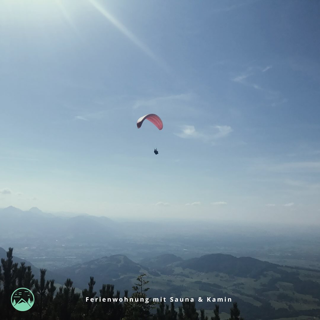 Hoch hinaus! 🪂✨ Die Hochries ist nicht nur ein Wanderparadies, sondern auch ein Hotspot für Paragliding.
Ob am Boden oder in der Luft, die Aussicht ist einfach atemberaubend!
Du kannst direkt von der Ferienwohnung starten 🌄
Hochries Tour: leicht, 800hm, 4h
Hüttentipp: Hochrieshütte
👉 Jetzt Ferienwohnung buchen: Link in der Bio
#DahoamAmSamerberg #Ferienwohnung #Paragliding #Hochhinaus #Hochries #Bergabenteuer #Hochrieshütte #Urlaub #Bayern #Samerberg #Kurzurlaub #Wohntraum #Ferienwohnungsliebe #Natururlaub #BayernEntdecken #Sauna #Kamin #ErholungPur #SamerbergErleben #FerienwohnungDeluxe