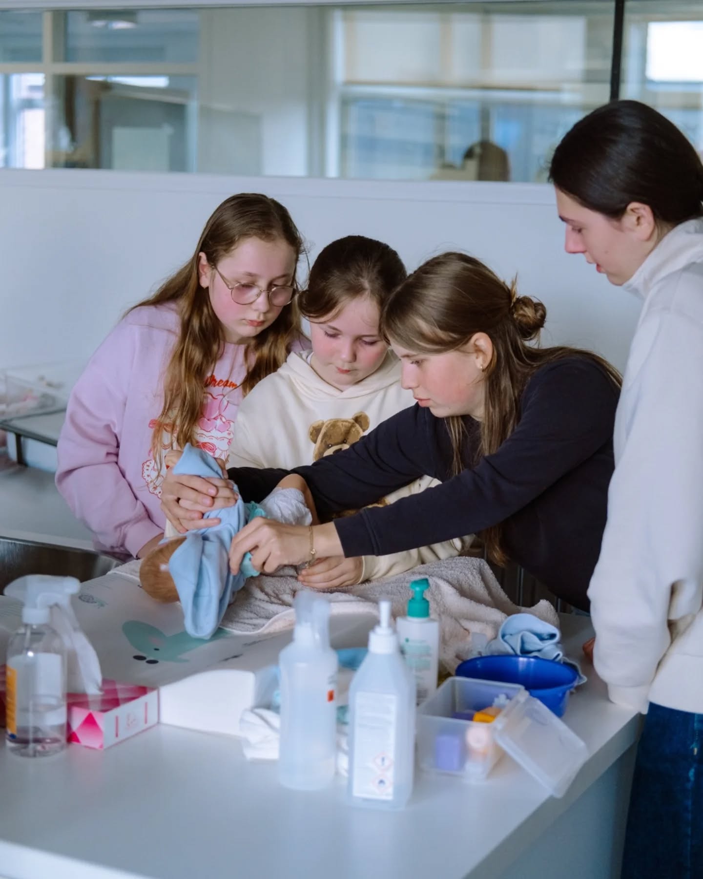 We kennen de winnaars! ๐
Tijdens onze opendeurdag gingen jullie enthousiast aan de slag met onze stickeractie. ๐ชโจ Jullie ontdekten de school, volbrachten toffe opdrachten en verzamelden stickers! ๐
En nu is het zoverโฆ de winnaars zijn bekend! ๐๐๏ธ De gelukkigen hebben gisteren al een mail ontvangen, maar we zetten ze graag nog eens in de spotlight:
Proficiat aan Van Malderen Caroline, Vercauteren Wendy en De Groot Maaike! Jullie winnen een cinematicket! ๐ฟ๐ฌ
Bedankt aan iedereen die deelnam, jullie maakten er een geweldige dag van! ๐
#saiaalst #sintaugustinusinstituut #aalst #domeinmaatschappijenwelzijn #graduaatbasisverpleegkunde #stickeractie #opendeurdag