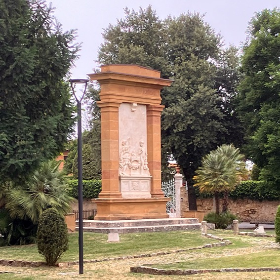 Monument in #Pienza #Tuscany #Italy