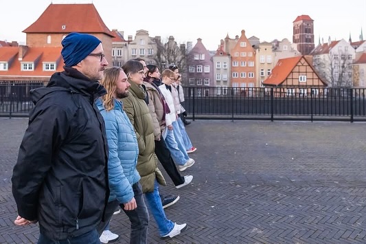 🏝No man is an island - Oracle project with Gdański Teatr Szekspirowski/The Gdansk Shakespeare Theatre March 2025🏝
Philip and Skylar travelled to Gdansk last week to strand the characters of The Tempest on an island - this time with a group of participants who didn’t know what they were about to get into! We had a fantastic few days of character exploration, learning lots about isolation and our shared human experience.
Our most heartfelt thanks go to Marta Nowicka and her team in Gdańsk, who made this project happen.
To those of you who came to play with us, thank you.
And a massive thanks to Paweł Sudara for these INCREDIBLE pictures! #Shakespeare #TheTempest #Parrabbola