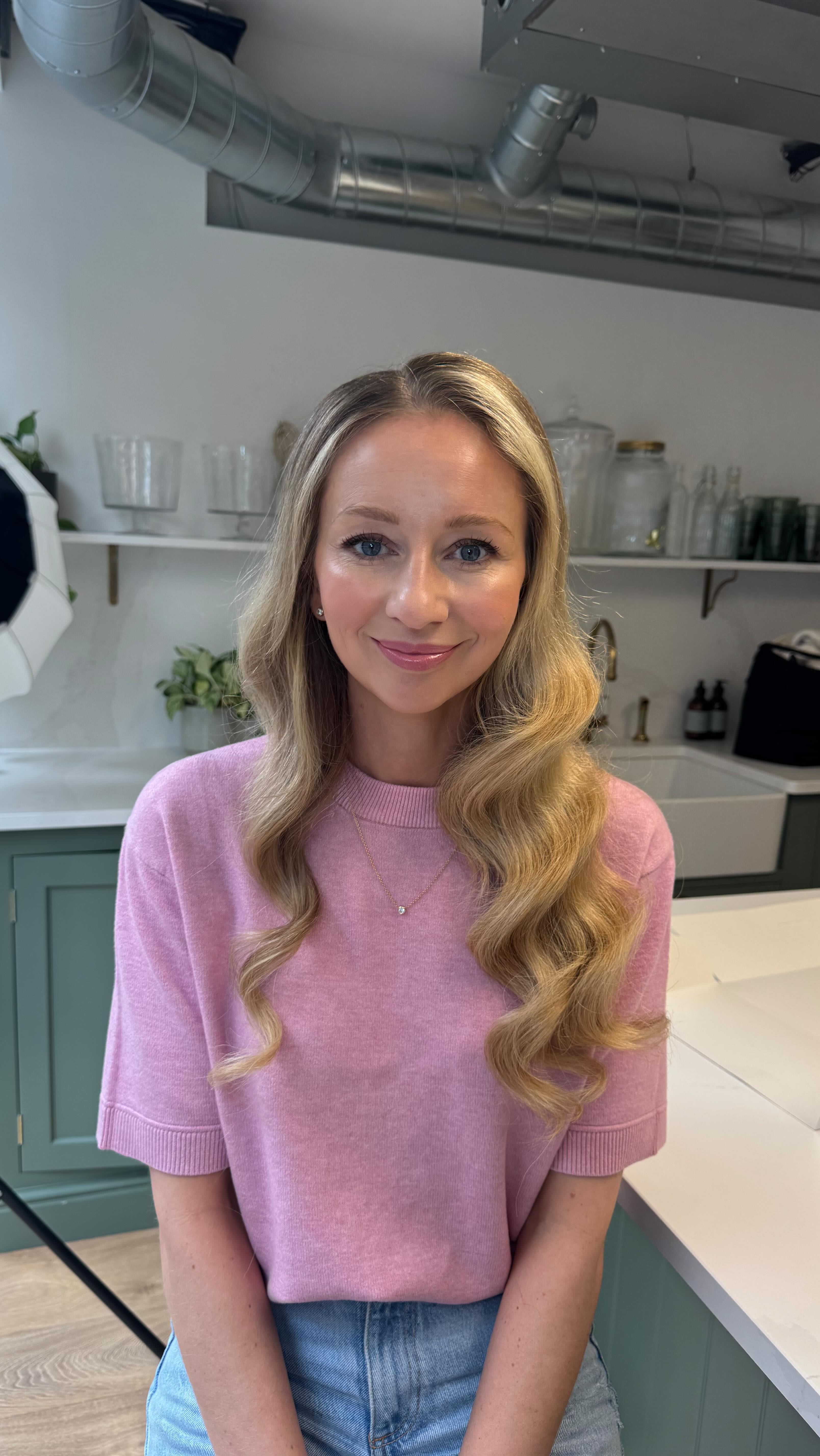 Working with the beautiful Rhi again today at the lovely @deliciouslyella offices 🙌🏻
Cannot wait to show you more but for now this teaser reel of the gorgeous Rhi @rhitrition 💛
If you haven’t listened to their podcast yet, it honestly is incredible ‘The Wellness Scoop’
#hairandmakeuplondon #londonphotoshoot #rhitrition #deliciouslyella #melissaoldridge #londonhairandmakeup #londonhairstylist #londonhairartist #londonmakeupstylist #londonmakeupartist #hairandmakeupphotoshoot #photoshoothairandmakeup #vintagewaves #naturalmakeuplook #naturalglamlook