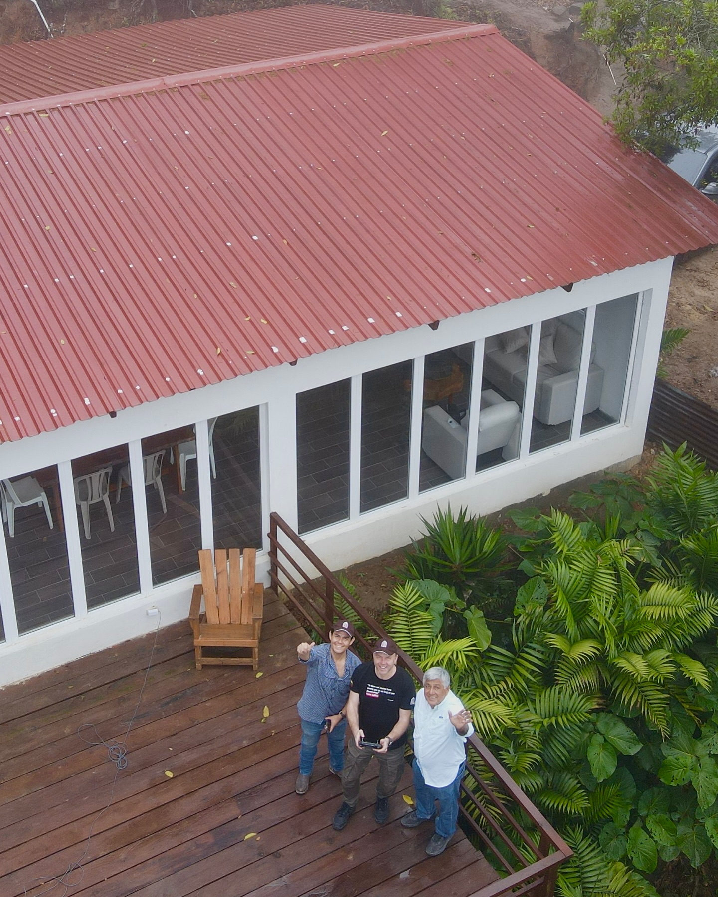 Had an unforgettable visit from our dear friend Darius from @verocoffeehouse at El Gigante estate!
The coffee plants were bursting with ripe coffee, and the tropical vibes were on point with foggy skies and a touch of rain. Sharing laughs, snapping pics, eating pasta and soaking in the magic of the harvest!